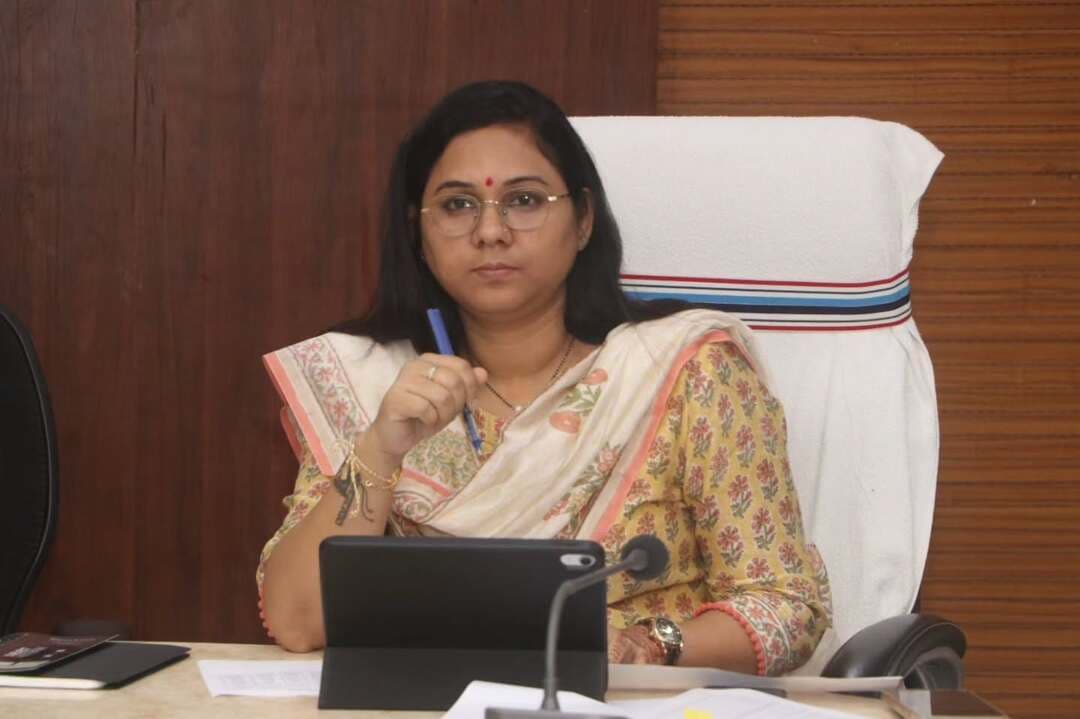 राजस्व अधिकारियों की समीक्षा बैठक में एग्रीस्टैक किसान पंजीयन में तेजी लाने तथा लंबित राजस्व प्रकरणों का समयबद्ध निराकरण सुनिश्चित करने के निर्देश दिए गए। नामांतरण, बंटवारा, सीमांकन, अभिलेख सुधार सहित विभिन्न राजस्व मामलों की समीक्षा करते हुए शिकायतों के प्राथमिकता से निराकरण पर जोर दिया गया।
#RevenueDepartment #AgriStack #FarmerRegistration #DistrictAdministration #GoodGovernance
@chhattisgarhcmo @dpr.chhattisgarh