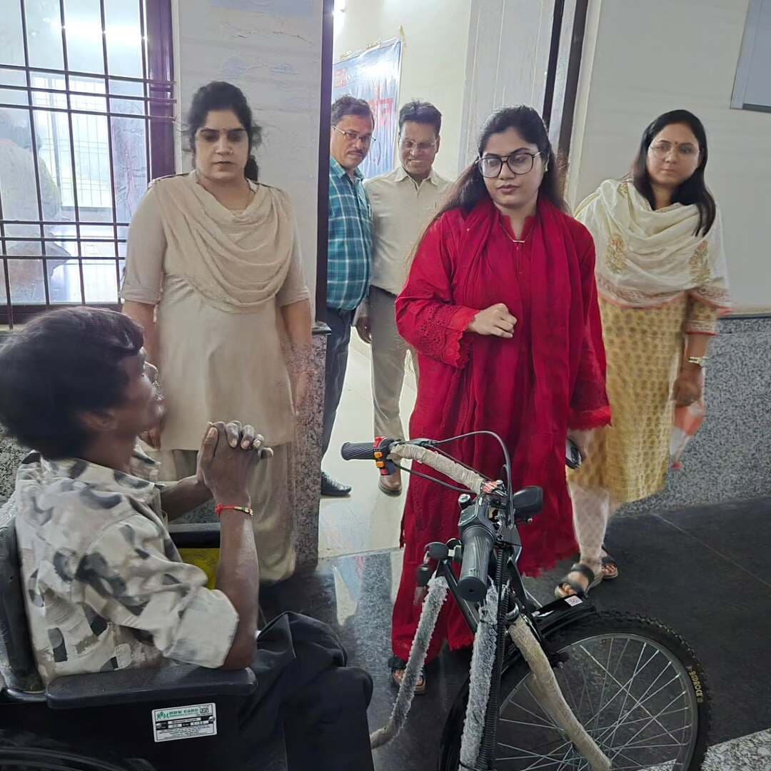 सहारा मिला तो आसान हुई राह, आत्मनिर्भरता की ओर बढ़े गौतम
जनदर्शन में कलेक्टर श्रीमती रेना जमील ने दिव्यांग श्री गौतम सिल को मोटराइज्ड ट्राई साइकिल प्रदान की। अब आवागमन आसान होने के साथ वे आजीविका के अवसरों से जुड़कर आत्मनिर्भरता की दिशा में आगे बढ़ सकेंगे।
गौतम ने सहायता के लिए मुख्यमंत्री श्री विष्णु देव साय के प्रति आभार व्यक्त किया।
#सूरजपुर #जनदर्शन #दिव्यांग_सशक्तिकरण #आत्मनिर्भरता #सुशासन
@chhattisgarhcmo @dpr.chhattisgarh @rena_jamil_ias