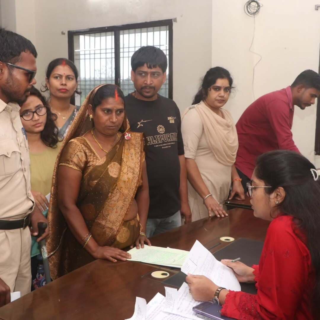 कलेक्टर श्रीमती रेना जमील ने जनदर्शन में नागरिकों की समस्याओं एवं मांगों से संबंधित आवेदनों पर सुनवाई की। राजस्व, पेंशन, विद्युत, पेयजल, सड़क निर्माण सहित विभिन्न विषयों से संबंधित आवेदन प्राप्त हुए। संबंधित अधिकारियों को आवेदनों का नियमानुसार परीक्षण कर समय-सीमा में निराकरण सुनिश्चित करने के निर्देश दिए गए।
#सूरजपुर #जनदर्शन #जिला_प्रशासन #जनसमस्या_निराकरण #सुशासन छत्तीसगढ़
@chhattisgarhcmo @dpr.chhattisgarh @rena_jamil_ias
