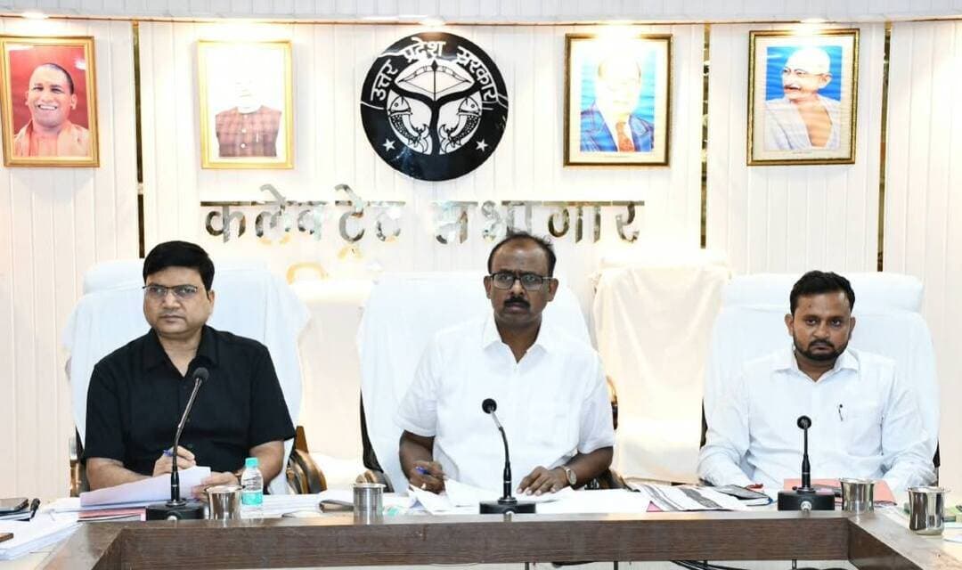 फिरोजाबाद DM संतोष कुमार शर्मा ने विकास कार्यों में लापरवाही पर अफसरों को लगाई कड़ी फटकार, बोले - पोर्टल अपडेट करो नहीं तो होगी कार्रवाई
फिरोजाबाद। जिलाधिकारी संतोष कुमार शर्मा ने रविवार को कलेक्ट्रेट सभागार में विकास एवं निर्माण परियोजनाओं की समीक्षा बैठक ली।
बैठक में DM ने नगर निगम, सेतु निगम और पर्यटन विभाग की सुस्ती पर कड़ी नाराजगी जताई। पोर्टल पर प्रगति अपडेट न करने और पाइपलाइन के बाद सड़कों की मरम्मत न करने पर कार्यदायी संस्थाओं को फटकार लगाई।
DM संतोष शर्मा ने सख्त लहजे में कहा कि रक्षाबंधन और त्योहारों से पहले सभी सड़कें दुरुस्त की जाएं। CCTV और ICCC प्रोजेक्ट की तकनीकी बाधा IIT रुड़की से मिलकर दूर करें। काम में देरी और लापरवाही बर्दाश्त नहीं होगी, जिम्मेदारों पर दंडात्मक कार्रवाई तय है।
#Firozabad #FirozabadNews #DMSantoshSharma #DMFirozabad #VikasKarya #NagarNigam #FirozabadBreaking #UPNews #DDMNewsLive
@highlight @followers