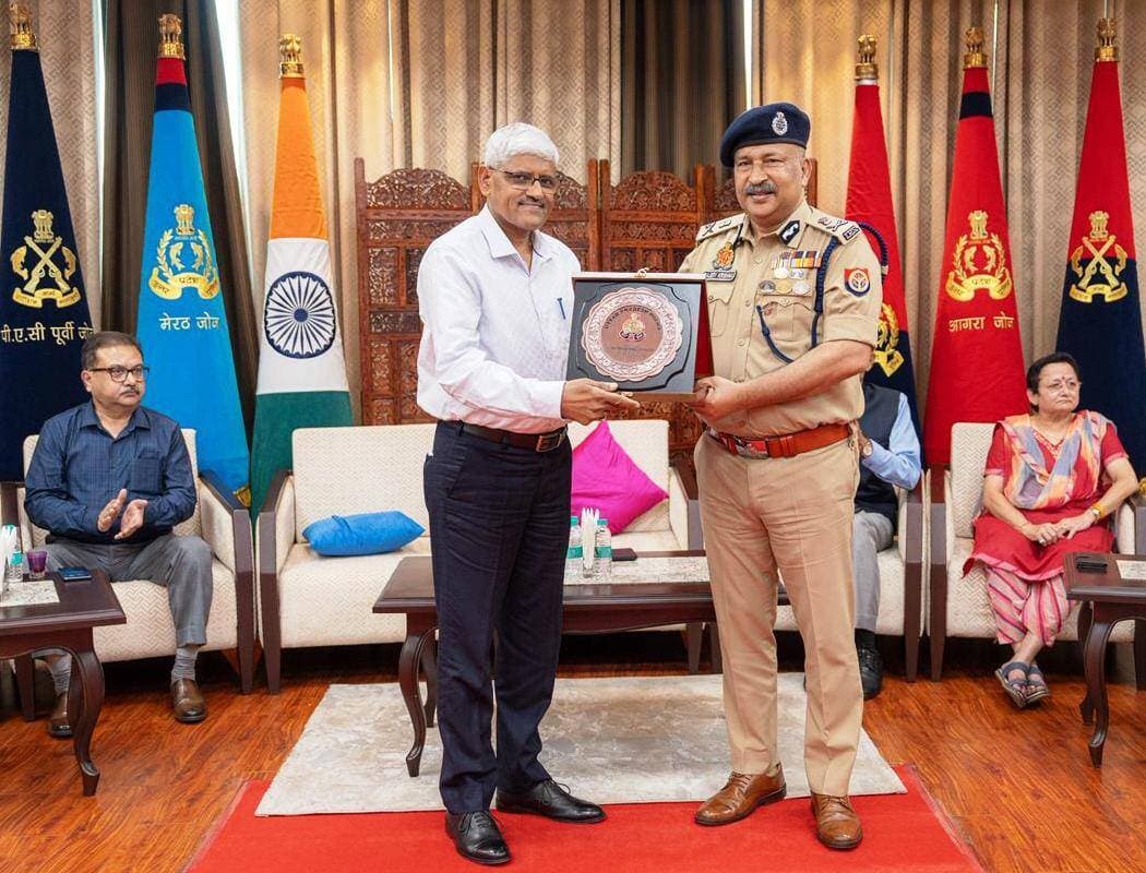 यूपी पुलिस में 9 IPS अधिकारियों की एक साथ विदाई: DGP राजीव कृष्ण ने किया सम्मान, बोले- रिटायरमेंट अंत नहीं नई शुरुआत
लखनऊ। पुलिस मुख्यालय में आज अधिवर्षता आयु पूर्ण कर सेवानिवृत्त हो रहे 9 आईपीएस अधिकारियों का भव्य विदाई समारोह आयोजित किया गया। DGP उत्तर प्रदेश राजीव कृष्ण ने सभी अधिकारियों को स्मृति चिन्ह भेंट कर सम्मानित किया।
सेवानिवृत्त होने वाले अधिकारियों में सबसे प्रमुख नाम DG अग्निशमन एवं आपात सेवाएं मुथा अशोक जैन (1995 बैच IPS), IG अपराध अनुसंधान डॉ अखिलेश कुमार निगम, DIG UP-112 शहाब रशीद खां, अपर पुलिस आयुक्त वाराणसी आलोक प्रियदर्शी, DIG PAC मुख्यालय सुनीता सिंह, DCP लखनऊ कमलेश कुमार दीक्षित, SP EOW अरविन्द मिश्र, SP प्रशिक्षण निदेशालय हरि गोविंद और सेनानायक 49वीं वाहिनी PAC राम नयन सिंह शामिल हैं।
समारोह में सभी अधिकारियों ने यूपी पुलिस को गौरवपूर्ण अनुभव बताया। DGP राजीव कृष्ण ने कहा - आप सभी ने 30-35 साल तक राष्ट्र और समाज के लिए उल्लेखनीय योगदान दिया है। रिटायरमेंट क्षमता का अंत नहीं, बल्कि जीवन की नई शुरुआत है, सेकंड इनिंग में अपने अधूरे सपनों को पूरा करें।
मुथा अशोक जैन 30 अगस्त 1966 को गुंटूर में जन्मे, 30 साल से अधिक सेवा, NCB में 2017-2022 तक रहे, वाराणसी पुलिस आयुक्त भी रहे। उन्हें 2 बार वीरता पदक, राष्ट्रपति पदक और DGP के सिल्वर, गोल्ड, प्लेटिनम प्रशंसा चिन्ह मिले।
सभी अधिकारियों को परिवार सहित उज्जवल भविष्य की शुभकामनाएं दी गईं।
#UPPolice #DGPUP #IPSRetirement #MuthaAshokJain #Lucknow #UPNews #DDMNewsLive