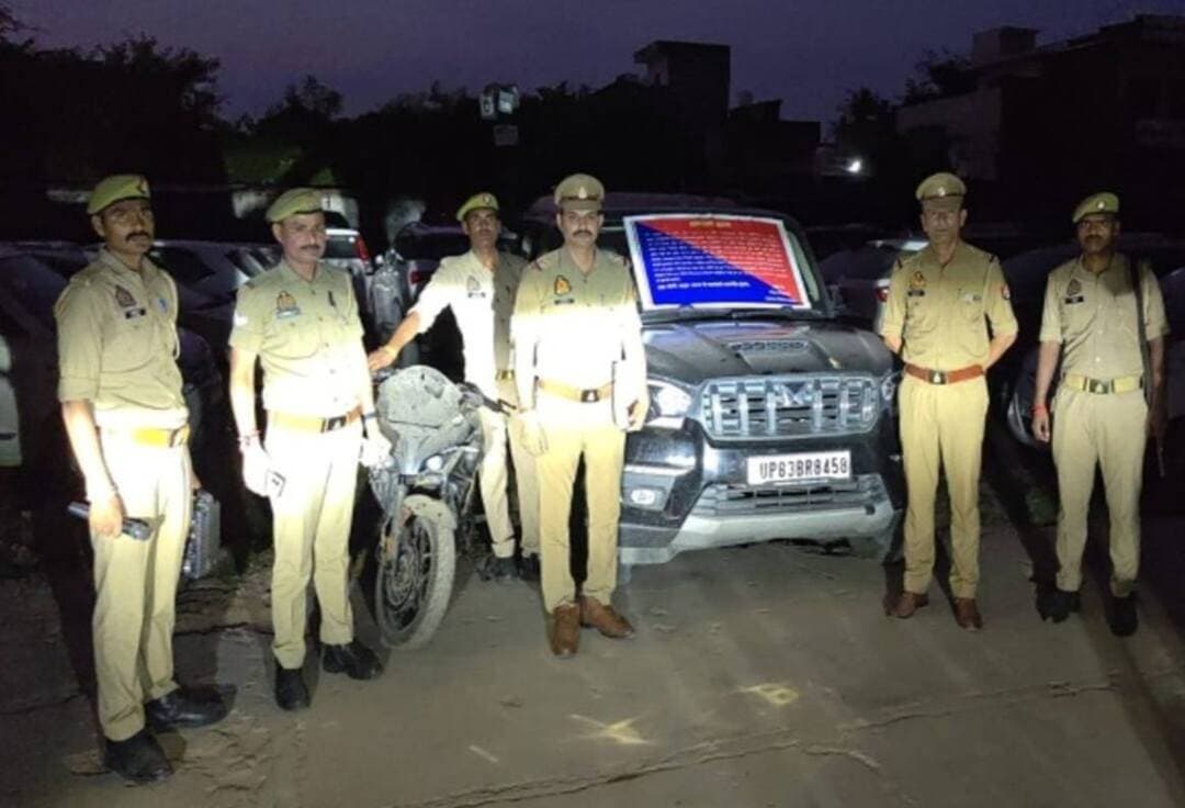 फिरोजाबाद थाना मक्खनपुर पुलिस और राजस्व टीम की बड़ी कार्रवाई: गैंगस्टर वारिस की 7.55 लाख की चल संपत्ति कुर्क, पल्सर और स्कॉर्पियो जब्त
जिलाधिकारी संतोष कुमार शर्मा और SSP आदित्य लांग्हे के निर्देशन में गैंगस्टर एक्ट के तहत आदतन अपराधियों के खिलाफ चल रहे अभियान के तहत थाना मक्खनपुर पुलिस और राजस्व टीम ने बड़ी कार्रवाई की है।
संयुक्त टीम ने गैंगस्टर अभियुक्त वारिस पुत्र मोहम्मद शकील मास्टर निवासी मोहल्ला रुकनपुरा थाना शिकोहाबाद की अपराध से अर्जित 7,55,999 रुपये की चल संपत्ति को धारा 14(1) गैंगस्टर एक्ट के तहत कुर्क कर जब्तीकरण की कार्यवाही की।
आरोपी वारिस ने अवैध कृत्यों से अर्जित धन से अपने और अपनी पत्नी मदीना के नाम पर दो वाहन खरीदे थे। जिलाधिकारी के आदेश संख्या 5380/रीडर-डीएम/2026 दिनांक 27.08.2026 के क्रम में CO शिकोहाबाद शेखर सेंगर और नायब तहसीलदार के नेतृत्व में कुर्की की गई।
1. पल्सर मोटरसाइकिल UP83BL2887 - कीमत 85,000 रुपये
2. महिंद्रा स्कॉर्पियो UP83BR8458 - कीमत 6,70,999 रुपये
कुल कीमत - 7,55,999 रुपये
आरोपी पर जुआ एक्ट, गैंगस्टर एक्ट, 307, मारपीट समेत 7 मुकदमे दर्ज हैं। केस नं 589/2025 धारा 2/3 गैंगस्टर एक्ट थाना शिकोहाबाद।
CO शेखर सेंगर, नायब तहसीलदार, थानाध्यक्ष चमन कुमार शर्मा सहित पूरी मक्खनपुर टीम।
#Firozabad #MakhanpurPolice #GangsterAct #PropertyAttached #FirozabadPolice #DDMNewsLive