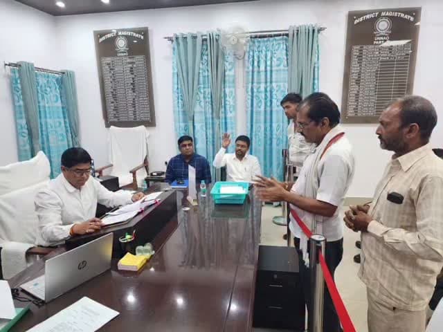 उन्नाव डीएम ऑफिस में जनता दर्शन के दौरान उन्नाव डीएम ने पीड़ित फरियादियों की सुनी समस्या, 35 शिकायतों का निस्तारण करने हेतु अधिकारियों की निर्देशित