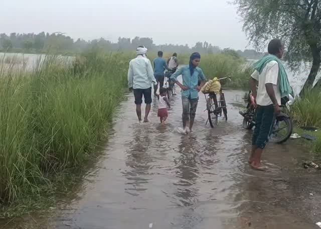 उन्नाव के हसनगंज तहसील क्षेत्र के अंतर्गत बारिश के दौरान सही नदी का बड़ा जलस्तर अकबरपुर-रसूलपुर-बाकिय संपर्क मार्ग पर भरा पानी