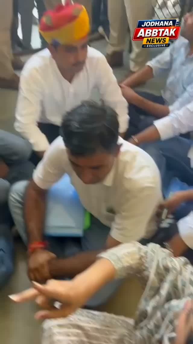 ओसिया की पूर्व विधायक बैठी धरने पर