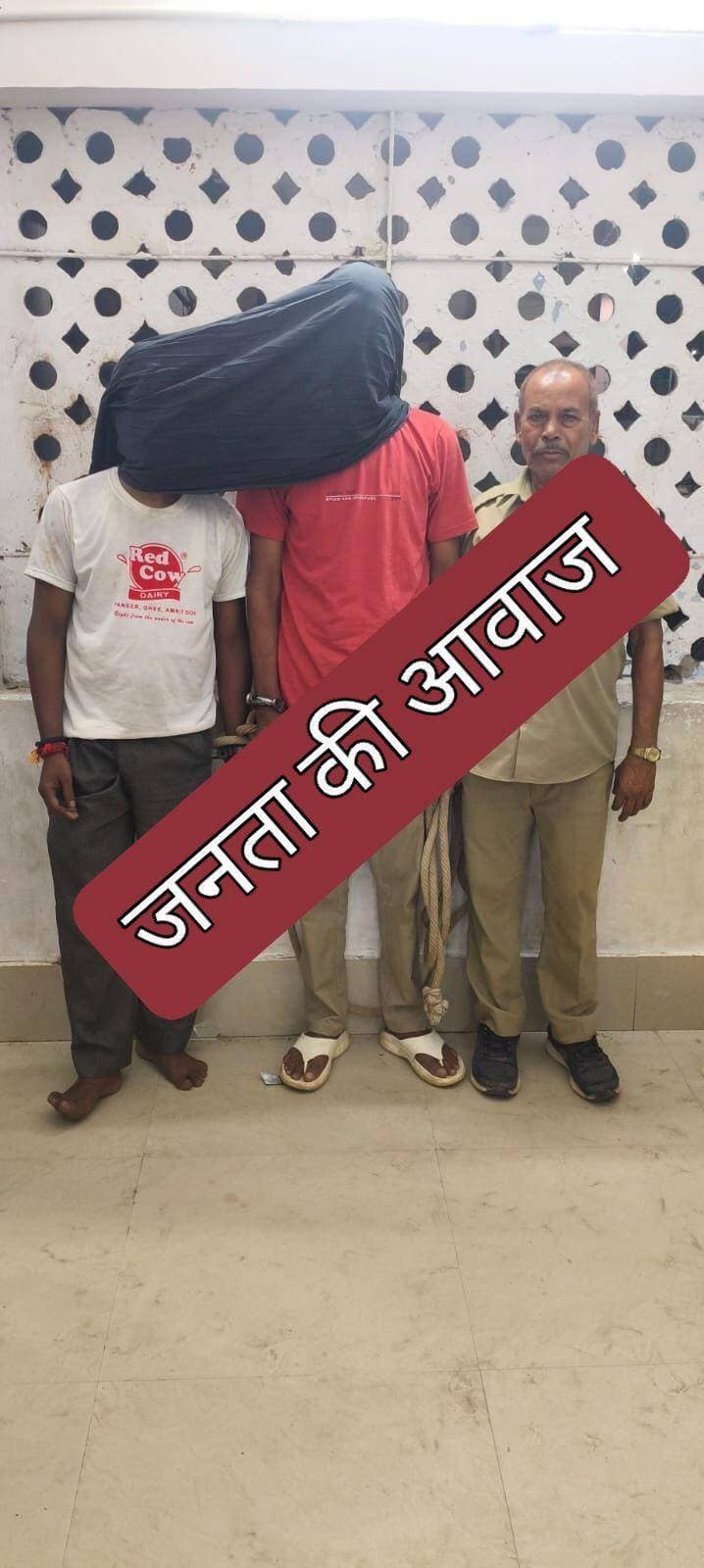 मरांची में शराब के नशे में हंगामा कर रहे दो आरोपी गिरफ्तार, भेजे गए जेल
मरांची (पटना) स्थानीय थाना पुलिस ने क्षेत्र में शराब पीकर उत्पात और हंगामा मचाने वाले दो युवकों को रंगे हाथ गिरफ्तार कर न्यायिक हिरासत में भेज दिया है। यह कार्रवाई बिहार में लागू पूर्ण शराबबंदी कानून को सख्ती से लागू करने के तहत की गई है।
मामले की जानकारी देते हुए मरांची थानाध्यक्ष रौशन कुमार ने बताया कि पुलिस टीम क्षेत्र में गश्त और कानून-व्यवस्था की स्थिति पर नजर रख रही थी। इसी दौरान सूचना मिली कि दो व्यक्ति शराब के नशे में धुत होकर आम लोगों को परेशान कर रहे हैं और सार्वजनिक स्थान पर हो-हल्ला मचा रहे हैं। सूचना मिलते ही पुलिस टीम ने तुरंत मौके पर पहुंचकर दोनों आरोपियों को धर दबोचा।
थानाध्यक्ष ने बताया कि गिरफ्तार किए गए आरोपियों की पहचान इस प्रकार हुई है:
धानो राय (पिता: स्वर्गीय रामोतार राय), निवासी: विजयगढ़, थाना मरांची, जिला पटना।
मानश उर्फ मनीष कुमार (पिता: जोगी राम), निवासी: हाथीदह, थाना हाथीदह, जिला पटना।
चिकित्सीय जांच में हुई पुष्टि
गिरफ्तारी के बाद पुलिस प्रशासन द्वारा दोनों आरोपियों का मेडिकल परीक्षण (ब्रेथ एनालाइजर जांच/चिकित्सीय जांच) कराया गया, जिसमें उनके शराब सेवन करने की पुष्टि हुई। इसके बाद पुलिस ने दोनों के खिलाफ बिहार मद्यनिषेध एवं उत्पाद अधिनियम की संबंधित धाराओं के तहत प्राथमिकी दर्ज
थानाध्यक्ष रौशन कुमार ने स्पष्ट किया कि पुलिस की कागजी कार्रवाई और आवश्यक कानूनी प्रक्रिया पूरी करने के बाद दोनों आरोपियों को माननीय न्यायालय, पटना में समक्ष प्रस्तुत कर दिया गया है, जहां से उन्हें न्यायिक हिरासत (जेल) भेज दिया गया।
थानाध्यक्ष ने कड़े शब्दों में चेतावनी दी कि क्षेत्र में शराब का अवैध कारोबार करने वालों और शराब पीकर शांति व्यवस्था भंग करने वालों को किसी भी कीमत पर बख्शा नहीं जाएगा। पुलिस की यह सख्त कार्रवाई आगे भी लगातार जारी रहेगी।
<nis:link nis:type=tag nis:id=mokama nis:value=Mokama nis:enabled=true nis:link/>