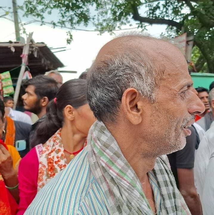 मऊ पावर ग्रिड में करंट का कहर: राधेश्याम की
मौ/त, बिजली विभाग से बड़ा सवाल—जान जाएगी तो जिम्मेदार कौन?
गया/टिकारी। मऊ पावर ग्रिड में बिजली फॉल्ट ठीक करने के दौरान करंट की चपेट में आकर लाइनमैन राधेश्याम कुमार की मौ/त ने बिजली विभाग की कार्यप्रणाली पर गंभीर सवाल खड़े कर दिए हैं। एक परिवार का कमाऊ सदस्य चला गया, लेकिन सवाल यह है कि आखिर उसकी मौ/त की जिम्मेदारी कौन लेगा?
बारिश हो या भीषण गर्मी—बिजली के काम में जोखिम हर मौसम रहता है। फिर सवाल उठता है कि लाइन पर काम करने वाले कर्मचारियों की सुरक्षा के लिए विभाग की तैयारी कितनी गंभीर है? क्या शटडाउन की प्रक्रिया, सुरक्षा उपकरण और मौके पर अधिकारियों की निगरानी सिर्फ कागजों तक सीमित है?
सबसे बड़ा सवाल विभाग के एसडीओ और जिम्मेदार अधिकारियों से है—जब किसी कर्मचारी की जान खतरे में हो तो अधिकारी घटनास्थल तक पहुंचने में क्यों पीछे रहते हैं? अगर विभागीय व्यवस्था में कहीं लापरवाही हुई है तो उसकी जवाबदेही तय क्यों नहीं होनी चाहिए?
क्या बिजली विभाग के लिए एक लाइनमैन की जिंदगी की कीमत सिर्फ एक मुआवजे की फाइल है?
राधेश्याम की मौ/त के बाद उसका परिवार कैसे चलेगा? जिस घर का पति चला गया, जिस मां-बाप का बेटा चला गया या जिस परिवार की रोजी-रोटी उसी कमाने वाले सदस्य से जुड़ी थी—उस परिवार की जिम्मेदारी कौन उठाएगा?
बिजली उपभोक्ताओं से बिल की वसूली में विभाग पूरी तत्परता दिखाता है, लेकिन अपने कर्मचारियों की सुरक्षा और हादसे के बाद परिवार के साथ खड़े होने में वही तत्परता क्यों नहीं दिखती?
सीधे सवाल
- राधेश्याम को काम पर भेजने से पहले सुरक्षा मानकों का पालन हुआ था या नहीं?
- लाइन पर काम के दौरान शटडाउन और सुरक्षा प्रोटोकॉल की निगरानी किस अधिकारी की जिम्मेदारी थी?
- हादसे की सूचना के बाद संबंधित अधिकारी घटनास्थल पर कब पहुंचे?
- मृतक के परिवार को विभाग की ओर से कितनी आर्थिक सहायता मिलेगी?
- अगर जांच में लापरवाही सामने आती है तो जिम्मेदार अधिकारी पर कार्रवाई होगी या मामला फाइलों में दब जाएगा?
- क्या विभाग बताएगा कि राधेश्याम की मौ/त सिर्फ हादसा थी या व्यवस्था की लापरवाही का परिणाम?
एक कर्मचारी की मौ/त को सिर्फ आंकड़ा बनाकर छोड़ देना आसान है, लेकिन उसके पीछे उजड़ा परिवार जिंदगी भर इस सवाल का जवाब ढूंढेगा—राधेश्याम की जान आखिर गई क्यों? #bdbiharjharkhand