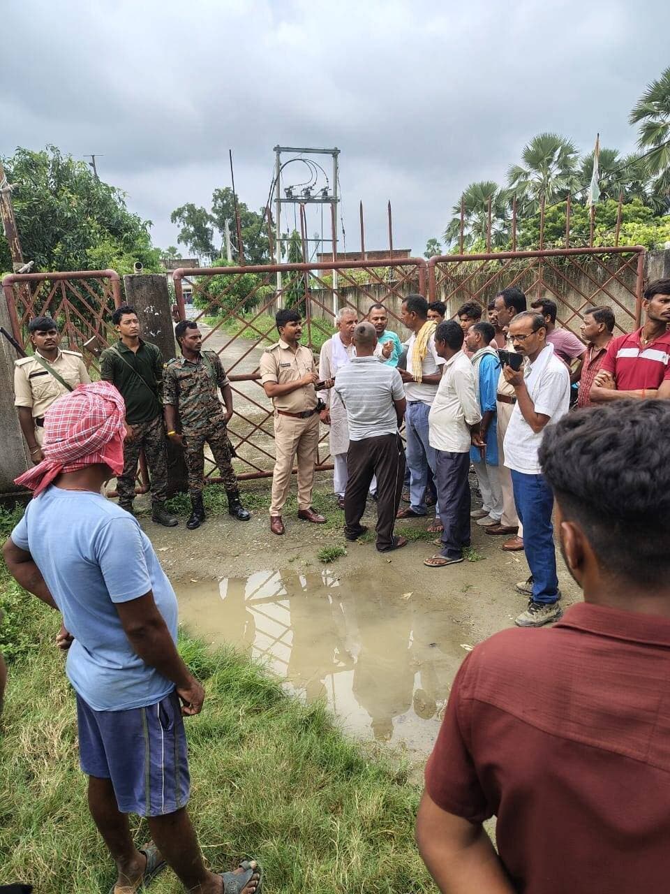 करंट लगने से लाइनमैन राधेश्याम की मौ/त, 2 घंटे तक मौ फिटर में रखा गया शव; थानाध्यक्ष पियूष जायसवाल की पहल पर पोस्टमार्टम के लिए भेजा गया! #bdbiharjharkhand