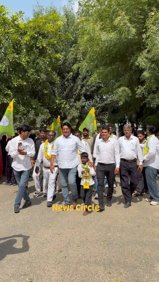 परबतसर नगर पालिका चुनाव में RLP की एंट्री! 🗳️
राष्ट्रीय लोकतांत्रिक पार्टी ने भी अपने प्रत्याशियों के नामांकन दाखिल किए। संयोजक प्रेमाराम खोखर, खिदरपुरा सरपंच भवर गोदारा, खोखर सरपंच जगदीश जी सहित RLP कार्यकर्ता अपने प्रत्याशियों के साथ नामांकन करवाने पहुंचे।