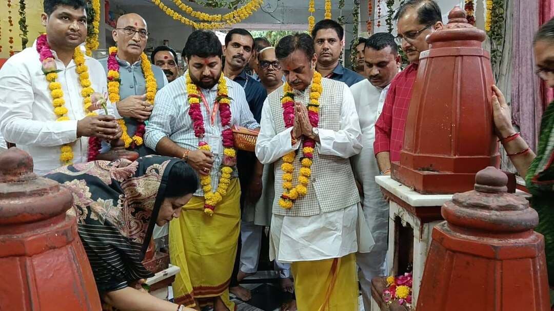 मध्यप्रदेश के उपमुख्यमंत्री श्री Rajendra Shukla जी ने आज जिले के अल्प प्रवास के दौरान मां पीताम्बरा पीठ पहुंचकर पूजा-अर्चना की तथा श्री वनखण्डेश्वर महादेव का जलाभिषेक कर प्रदेशवासियों की सुख-समृद्धि एवं कल्याण की कामना की।
Dr Mohan Yadav
CM Madhya Pradesh
Jansampark Madhya Pradesh
#Datia #CMMadhyaPradesh #JansamparkMP #दतिया