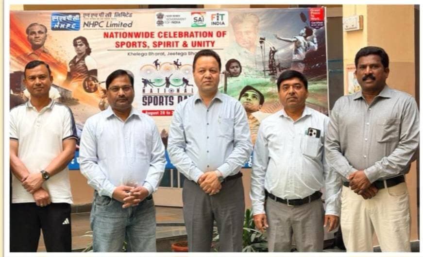 ### राष्ट्रीय खेल दिवस पर पार्बती-III पावर स्टेशन में बैडमिंटन प्रतियोगिता आयोजित
**कुल्लू, 31 अगस्त।** राष्ट्रीय खेल दिवस-2026 के अवसर पर पार्बती-III पावर स्टेशन द्वारा 29 अगस्त को अधिकारियों एवं कर्मचारियों के लिए बैडमिंटन प्रतियोगिता का आयोजन किया गया। प्रतियोगिता का उद्देश्य कर्मचारियों में खेल भावना को बढ़ावा देना, स्वस्थ जीवनशैली के प्रति जागरूकता पैदा करना तथा कार्यस्थल पर आपसी सौहार्द और टीम भावना को मजबूत करना रहा।
प्रतियोगिता का शुभारंभ पावर स्टेशन प्रमुख **श्री समीर कुमार** ने फीता काटकर किया। इस अवसर पर उन्होंने कहा कि खेल हमारे जीवन का अभिन्न अंग हैं। नियमित रूप से खेल गतिविधियों में भाग लेने से व्यक्ति शारीरिक रूप से स्वस्थ रहने के साथ-साथ मानसिक तनाव को कम करने, एकाग्रता बढ़ाने और कार्यक्षमता में सुधार करने में भी सक्षम होता है।
उन्होंने कहा कि खेलों के माध्यम से अनुशासन, नेतृत्व क्षमता, सहयोग, समय प्रबंधन और टीम भावना जैसे गुणों का विकास होता है, जो व्यक्तिगत जीवन के साथ-साथ संगठनात्मक कार्यप्रणाली के लिए भी महत्वपूर्ण हैं।
प्रतियोगिता में **एकल एवं युगल वर्ग** में अधिकारियों और कर्मचारियों ने उत्साहपूर्वक भाग लिया। मुकाबलों के दौरान खिलाड़ियों के बीच रोमांचक एवं कड़े मुकाबले देखने को मिले। खिलाड़ियों ने शानदार खेल कौशल, अनुशासन, धैर्य और खेल भावना का प्रदर्शन किया। बेहतरीन शॉट्स और रोमांचक मुकाबलों ने उपस्थित दर्शकों का भी खूब मनोरंजन किया।
इस अवसर पर **श्री प्रवीण कुमार, महाप्रबंधक (सिविल)** तथा **श्री रंजीत कुमार, महाप्रबंधक (यांत्रिक)** सहित पार्बती-III पावर स्टेशन के वरिष्ठ अधिकारी उपस्थित रहे।
प्रतियोगिता के समापन पर श्री प्रवीण कुमार, महाप्रबंधक (सिविल) ने एकल एवं युगल वर्ग में उत्कृष्ट प्रदर्शन करने वाले **विजेता एवं उपविजेता खिलाड़ियों को ट्रॉफी और मेडल प्रदान कर सम्मानित किया।**
पार्बती-III पावर स्टेशन प्रबंधन ने भविष्य में भी कार्मिकों के शारीरिक, मानसिक एवं सामाजिक स्वास्थ्य को ध्यान में रखते हुए इस प्रकार की खेल गतिविधियों का आयोजन जारी रखने की प्रतिबद्धता व्यक्त की।