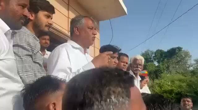 मथानिया नगरपालिका चुनाव नामांकन में विवादास्पद स्थिति पर बोले सियोल - मैं क्षेत्र का जनप्रतिनिधि होने के नाते केवल RO ने पूछा था कितने फॉर्म आ गए हैं और क्या काम शांतिपूर्वक चल रहा है....
- विपक्ष में हार की बौखलाहट के चलते धरना दे रहे, मैं तो कहता विपक्ष धरना जारी रखें.....
#नगरपालिका #चुनाव #divyamahipalmaderna
Bhairaram Choudhary