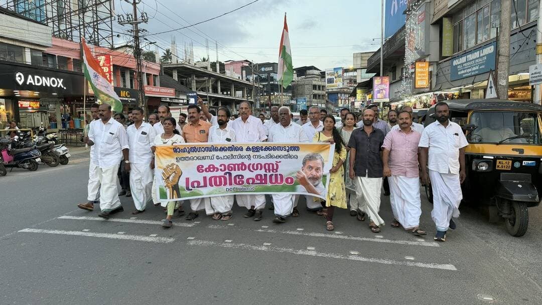 ലോക്സഭ പ്രതിപക്ഷ നേതാവ് രാഹുൽ ഗാന്ധിക്കെതിരെ കേസെടുത്ത ഉത്തരാഖണ്ഡ് സർക്കാരിൻറെ നടപടിക്കെതിരെ വയനാട് ഡി.സി സിയുടെ നേതൃത്വത്തിൽ കൽപ്പറ്റ ടൗണിൽ പ്രതിഷേധ പ്രകടനം നടത്തി
<nis:link nis:type=tag nis:id=newsonewayanad nis:value=newsonewayanad nis:enabled=true nis:link/>