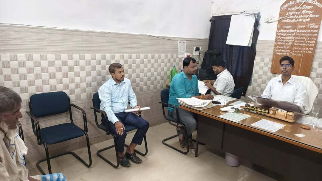 📢 शिवहर: अनुमंडल लोक शिकायत निवारण कार्यालय में 30 मामलों की सुनवाई, 6 का हुआ ऑन-द-स्पॉट निष्पादन!
आम नागरिकों की समस्याओं के त्वरित और पारदर्शी समाधान के लिए आज शिवहर में अहम सुनवाई आयोजित की गई। अनुमंडलीय लोक शिकायत निवारण पदाधिकारी श्री अनुराग कुमार रवि की अध्यक्षता में विभिन्न विभागों की शिकायतों पर त्वरित कार्रवाई की गई।
🔹 सुनवाई के मुख्य बिंदु:
कुल 30 मामलों पर सुनवाई: साक्ष्यों की जांच के बाद 06 मामलों का मौके पर ही (ऑन-द-स्पॉट) निष्पादन कर दिया गया।
सख्त निर्देश: 18 महत्वपूर्ण मामलों में अंचलाधिकारी, थाना प्रभारी, BDO और बिजली विभाग को तय समय में जांच रिपोर्ट सौंपने के कड़े निर्देश दिए गए हैं।
इन मुद्दों पर हुई सुनवाई: राजस्व एवं भूमि सुधार (12), राशन कार्ड (8), सामाजिक सुरक्षा/पेंशन (6), और बिजली/जनसुविधाएं (4)।
⚠️ अधिकारियों को सख्त चेतावनी:
पदाधिकारी श्री अनुराग कुमार रवि ने स्पष्ट किया है कि जन-समस्याओं का 60 कार्य दिवस में समाधान सरकार की सर्वोच्च प्राथमिकता है। सुनवाई में अनुपस्थित रहने वाले या आदेशों की अनदेखी करने वाले अधिकारियों पर जुर्माना लगाने के साथ-साथ विभागीय कार्रवाई भी की जाएगी!
सौजन्य: जिला जन-संपर्क कार्यालय, शिवहर
दिनांक: 31.08.2026
#Sheohar #ShivharNews #PublicGrievance #BiharGovernment #GoodGovernance #BiharNews