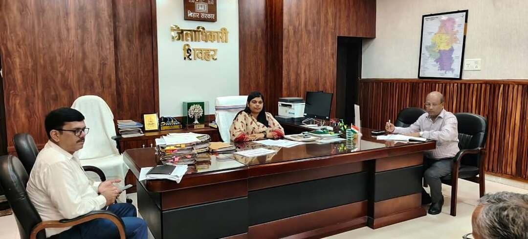 🚨 डीएम शिवहर की सख्त चेतावनी: 'पीएम सूर्य घर योजना' में लापरवाही बर्दाश्त नहीं! 🚨
आज दिनांक 31.08.2026 को जिलाधिकारी, शिवहर की अध्यक्षता में 'पीएम सूर्य घर मुफ्त बिजली योजना' की प्रगति को लेकर उच्चस्तरीय समीक्षा बैठक आयोजित की गई। बैंकों और विभिन्न प्रखंडों की धीमी कार्यप्रणाली पर डीएम महोदय ने कड़ी नाराजगी व्यक्त करते हुए सख्त निर्देश दिए हैं।
बैठक के मुख्य बिंदु:
🏦 बैंकों को निर्देश: लोन रिजेक्शन और सुस्त रवैये (खासकर बैंक ऑफ बड़ौदा, एसबीआई और केनरा बैंक) पर डीएम ने चिंता जताई है। बैंक और लाभार्थियों के बीच समन्वय के लिए अब नोडल पदाधिकारी नियुक्त किए गए हैं।
🎯 अधिकारियों को साप्ताहिक लक्ष्य: सभी प्रखंड विकास पदाधिकारियों (BDO), नगर निकाय (MO/PO) और संबंधित अधिकारियों को सितंबर के प्रथम सप्ताह तक 10-10 नए इंस्टॉलेशन अनिवार्य रूप से पूरे कराने का सख्त निर्देश दिया गया है। शून्य प्रगति वाले अधिकारियों को कड़ी चेतावनी दी गई है।
⚡ बिजली चोरी पर होगा एक्शन: प्रशासन ने कड़ा रुख अपनाते हुए बिजली विभाग को निर्देश दिया है कि बिजली चोरी करने वालों के खिलाफ तुरंत FIR दर्ज की जाए।
जिला प्रशासन शिवहर जिले को सौर ऊर्जा से रोशन करने और आम जन तक इसका लाभ पहुँचाने के लिए प्रतिबद्ध है।
📍 जिला जन-संपर्क कार्यालय, शिवहर
#Sheohar #DMSheohar #PMSuryaGharYojana #SolarEnergy #ZeroTolerance #BiharAdministration #GreenEnergy #SheoharNews