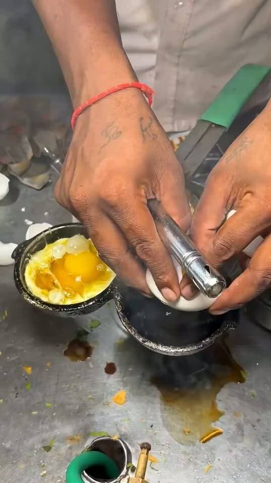 🥚🔥 Lays Egg Poach Making | Crispy, Cheesy & Super Delicious!
#LaysEgg #EggPoach #EggRecipe #StreetFood #FoodLovers #Foodie #Cooking
