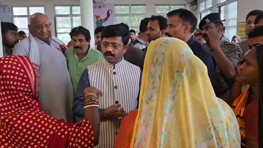 *प्रभारी मंत्री ने बाढ़ प्रभावित क्षेत्रों का किया निरीक्षण, प्रभावित परिवारों को वितरित की राहत सामग्री*
चित्रकूट, 31 अगस्त 2026
जनपद चित्रकूट में लगातार हो रही मूसलाधार बारिश एवं बाढ़ से उत्पन्न स्थिति का जायजा लेने के लिए जनपद के प्रभारी मंत्री एवं मा० मंत्री, औद्योगिक विकास, निर्यात प्रोत्साहन, एन०आर०आई० एवं निवेश प्रोत्साहन विभाग, उ०प्र०, श्री नन्द गोपाल गुप्ता ‘नन्दी’ जी ने विभिन्न बाढ़ प्रभावित क्षेत्रों का निरीक्षण किया तथा प्रभावित लोगों से मिलकर उनकी समस्याओं की जानकारी ली।
इस अवसर पर मा० मंत्री जी द्वारा सीएसआर के माध्यम से उपलब्ध कराई गई राहत सामग्री का भजन संध्या हाल, सीतापुर, चित्रकूट में बाढ़ प्रभावित परिवारों को वितरण किया गया। राहत सामग्री के प्रत्येक किट में 3 किलोग्राम आटा, 2 किलोग्राम चावल, 3 किलोग्राम आलू, 1 किलोग्राम प्याज, 1 किलोग्राम नमक, 3 पीस मोमबत्ती, 1.5 लीटर खाद्य तेल तथा 1.5 किलोग्राम लाई/मुर्मुरा व लंच पैकेट के साथ साथ उपस्थित नन्हे मुन्ने, बच्चों को चॉकलेट देकर लाड प्यार भी किए ।
मा० मंत्री जी ने प्रभावित लोगों को संबोधित करते हुए कहा कि इस दुख की घड़ी में प्रदेश सरकार पूरी संवेदनशीलता के साथ प्रभावित परिवारों के साथ खड़ी है। मा० मुख्यमंत्री जी बाढ़ की स्थिति को लेकर अत्यंत चिंतित हैं और प्रभावित लोगों को हर संभव सहायता उपलब्ध कराने के लिए लगातार आवश्यक दिशा-निर्देश दे रहे हैं। उन्होंने कहा कि वर्ष 2003 में भी जनपद में बाढ़ की स्थिति उत्पन्न हुई थी, लेकिन वर्तमान में जलस्तर में अपेक्षाकृत अधिक वृद्धि हुई है। मध्य प्रदेश क्षेत्र से अधिक मात्रा में पानी आने के कारण भी स्थिति गंभीर हुई है।
उन्होंने कहा कि जिलाधिकारी, पुलिस अधीक्षक एवं मुख्य विकास अधिकारी सहित जिला प्रशासन की टीम द्वारा लगातार बाढ़ प्रभावित क्षेत्रों की निगरानी करते हुए जनमानस को सुरक्षित स्थानों पर पहुंचाया गया है। पूरे प्रदेश के विभिन्न क्षेत्रों में बाढ़ की स्थिति बनी हुई है तथा शासन स्तर से स्थिति की निरंतर समीक्षा की जा रही है।
मा० मंत्री जी ने कहा कि बाढ़ से पशुओं के बह जाने, फसलों को हुई क्षति, मकानों के क्षतिग्रस्त होने तथा व्यापारियों की दुकानों में पानी भरने से हुए नुकसान का सर्वे एवं आकलन कराया जा रहा है। उन्होंने प्रभावित लोगों को आश्वस्त किया कि नुकसान का नियमानुसार आकलन कराकर पात्र प्रभावित परिवारों को शासन द्वारा अनुमन्य सहायता उपलब्ध कराई जाएगी। उन्होंने कहा कि कोई भी पात्र प्रभावित व्यक्ति सहायता से वंचित नहीं रहेगा।
इसके उपरांत मा० मंत्री जी ने रैन बसेरा पहुंचकर वहां आश्रित लोगों से मुलाकात की तथा उनके स्वास्थ्य, समस्याओं एवं उपलब्ध सुविधाओं के संबंध में जानकारी ली। उन्होंने संबंधित अधिकारियों को आवश्यक व्यवस्थाएं सुनिश्चित करने के निर्देश दिए। साथ ही प्रभावित लोगों से धैर्य एवं संयम बनाए रखने की अपील करते हुए कहा कि शासन-प्रशासन द्वारा हर संभव सहायता उपलब्ध कराई जा रही है।
तत्पश्चात मा० मंत्री जी द्वारा रामघाट का निरीक्षण किया गया। निरीक्षण के दौरान उन्होंने बाढ़ के कारण सड़कों एवं घाट पर एकत्र हुए मलबे की तत्काल साफ-सफाई कराने के निर्देश दिए, ताकि श्रद्धालुओं एवं आमजन का आवागमन सुचारु रूप से सुनिश्चित किया जा सके। उन्होंने बाढ़ प्रभावित लोगों से भी मुलाकात कर उनकी समस्याएं सुनीं और उन्हें भरोसा दिलाया कि प्रदेश सरकार उनके साथ खड़ी है तथा हर संभव सहायता उपलब्ध कराई जाएगी।
इस अवसर पर जिलाधिकारी श्री पुलकित गर्ग, पुलिस अधीक्षक श्री अरुण कुमार सिंह, पूर्व सांसद श्री भैरव प्रसाद मिश्रा, अध्यक्ष डिस्ट्रिक्ट कोऑपरेटिव बैंक चित्रकूट-बांदा श्री पंकज अग्रवाल, मुख्य विकास अधिकारी श्री डी.पी. पाल सहित अन्य जनप्रतिनिधि एवं अधिकारी उपस्थित रहे।