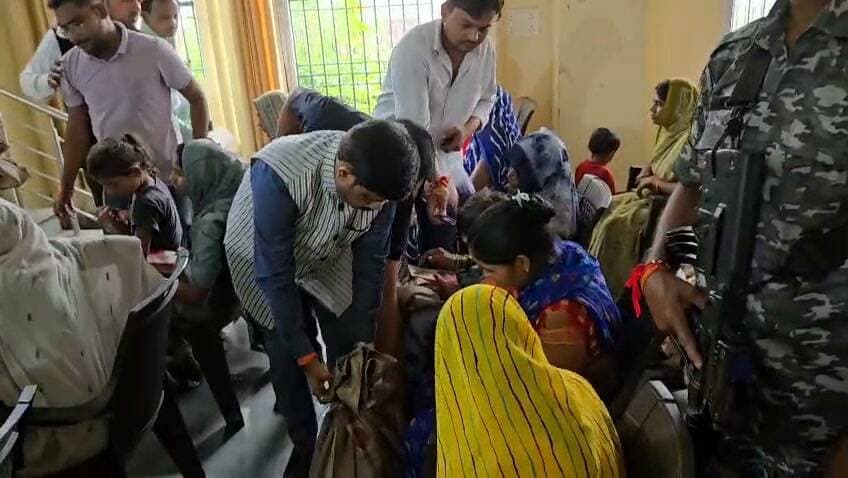 *प्रभारी मंत्री ने बाढ़ प्रभावित क्षेत्रों का किया निरीक्षण, प्रभावित परिवारों को वितरित की राहत सामग्री*
चित्रकूट, 31 अगस्त 2026
जनपद चित्रकूट में लगातार हो रही मूसलाधार बारिश एवं बाढ़ से उत्पन्न स्थिति का जायजा लेने के लिए जनपद के प्रभारी मंत्री एवं मा० मंत्री, औद्योगिक विकास, निर्यात प्रोत्साहन, एन०आर०आई० एवं निवेश प्रोत्साहन विभाग, उ०प्र०, श्री नन्द गोपाल गुप्ता ‘नन्दी’ जी ने विभिन्न बाढ़ प्रभावित क्षेत्रों का निरीक्षण किया तथा प्रभावित लोगों से मिलकर उनकी समस्याओं की जानकारी ली।
इस अवसर पर मा० मंत्री जी द्वारा सीएसआर के माध्यम से उपलब्ध कराई गई राहत सामग्री का भजन संध्या हाल, सीतापुर, चित्रकूट में बाढ़ प्रभावित परिवारों को वितरण किया गया। राहत सामग्री के प्रत्येक किट में 3 किलोग्राम आटा, 2 किलोग्राम चावल, 3 किलोग्राम आलू, 1 किलोग्राम प्याज, 1 किलोग्राम नमक, 3 पीस मोमबत्ती, 1.5 लीटर खाद्य तेल तथा 1.5 किलोग्राम लाई/मुर्मुरा व लंच पैकेट के साथ साथ उपस्थित नन्हे मुन्ने, बच्चों को चॉकलेट देकर लाड प्यार भी किए ।
मा० मंत्री जी ने प्रभावित लोगों को संबोधित करते हुए कहा कि इस दुख की घड़ी में प्रदेश सरकार पूरी संवेदनशीलता के साथ प्रभावित परिवारों के साथ खड़ी है। मा० मुख्यमंत्री जी बाढ़ की स्थिति को लेकर अत्यंत चिंतित हैं और प्रभावित लोगों को हर संभव सहायता उपलब्ध कराने के लिए लगातार आवश्यक दिशा-निर्देश दे रहे हैं। उन्होंने कहा कि वर्ष 2003 में भी जनपद में बाढ़ की स्थिति उत्पन्न हुई थी, लेकिन वर्तमान में जलस्तर में अपेक्षाकृत अधिक वृद्धि हुई है। मध्य प्रदेश क्षेत्र से अधिक मात्रा में पानी आने के कारण भी स्थिति गंभीर हुई है।
उन्होंने कहा कि जिलाधिकारी, पुलिस अधीक्षक एवं मुख्य विकास अधिकारी सहित जिला प्रशासन की टीम द्वारा लगातार बाढ़ प्रभावित क्षेत्रों की निगरानी करते हुए जनमानस को सुरक्षित स्थानों पर पहुंचाया गया है। पूरे प्रदेश के विभिन्न क्षेत्रों में बाढ़ की स्थिति बनी हुई है तथा शासन स्तर से स्थिति की निरंतर समीक्षा की जा रही है।
मा० मंत्री जी ने कहा कि बाढ़ से पशुओं के बह जाने, फसलों को हुई क्षति, मकानों के क्षतिग्रस्त होने तथा व्यापारियों की दुकानों में पानी भरने से हुए नुकसान का सर्वे एवं आकलन कराया जा रहा है। उन्होंने प्रभावित लोगों को आश्वस्त किया कि नुकसान का नियमानुसार आकलन कराकर पात्र प्रभावित परिवारों को शासन द्वारा अनुमन्य सहायता उपलब्ध कराई जाएगी। उन्होंने कहा कि कोई भी पात्र प्रभावित व्यक्ति सहायता से वंचित नहीं रहेगा।
इसके उपरांत मा० मंत्री जी ने रैन बसेरा पहुंचकर वहां आश्रित लोगों से मुलाकात की तथा उनके स्वास्थ्य, समस्याओं एवं उपलब्ध सुविधाओं के संबंध में जानकारी ली। उन्होंने संबंधित अधिकारियों को आवश्यक व्यवस्थाएं सुनिश्चित करने के निर्देश दिए। साथ ही प्रभावित लोगों से धैर्य एवं संयम बनाए रखने की अपील करते हुए कहा कि शासन-प्रशासन द्वारा हर संभव सहायता उपलब्ध कराई जा रही है।
तत्पश्चात मा० मंत्री जी द्वारा रामघाट का निरीक्षण किया गया। निरीक्षण के दौरान उन्होंने बाढ़ के कारण सड़कों एवं घाट पर एकत्र हुए मलबे की तत्काल साफ-सफाई कराने के निर्देश दिए, ताकि श्रद्धालुओं एवं आमजन का आवागमन सुचारु रूप से सुनिश्चित किया जा सके। उन्होंने बाढ़ प्रभावित लोगों से भी मुलाकात कर उनकी समस्याएं सुनीं और उन्हें भरोसा दिलाया कि प्रदेश सरकार उनके साथ खड़ी है तथा हर संभव सहायता उपलब्ध कराई जाएगी।
इस अवसर पर जिलाधिकारी श्री पुलकित गर्ग, पुलिस अधीक्षक श्री अरुण कुमार सिंह, पूर्व सांसद श्री भैरव प्रसाद मिश्रा, अध्यक्ष डिस्ट्रिक्ट कोऑपरेटिव बैंक चित्रकूट-बांदा श्री पंकज अग्रवाल, मुख्य विकास अधिकारी श्री डी.पी. पाल सहित अन्य जनप्रतिनिधि एवं अधिकारी उपस्थित रहे।