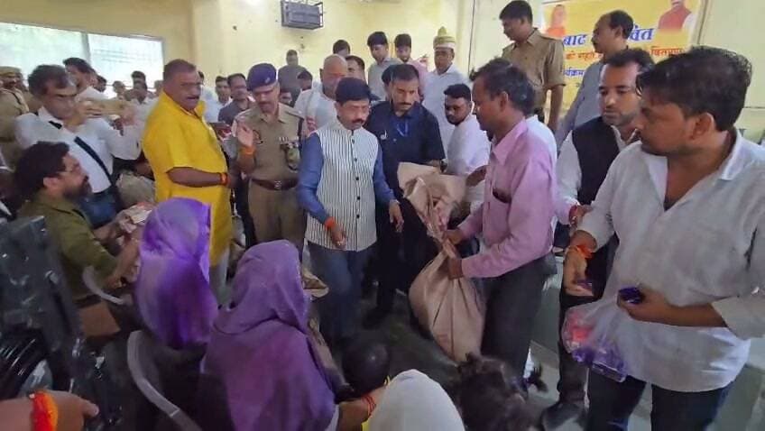 *प्रभारी मंत्री ने बाढ़ प्रभावित क्षेत्रों का किया निरीक्षण, प्रभावित परिवारों को वितरित की राहत सामग्री*
चित्रकूट, 31 अगस्त 2026
जनपद चित्रकूट में लगातार हो रही मूसलाधार बारिश एवं बाढ़ से उत्पन्न स्थिति का जायजा लेने के लिए जनपद के प्रभारी मंत्री एवं मा० मंत्री, औद्योगिक विकास, निर्यात प्रोत्साहन, एन०आर०आई० एवं निवेश प्रोत्साहन विभाग, उ०प्र०, श्री नन्द गोपाल गुप्ता ‘नन्दी’ जी ने विभिन्न बाढ़ प्रभावित क्षेत्रों का निरीक्षण किया तथा प्रभावित लोगों से मिलकर उनकी समस्याओं की जानकारी ली।
इस अवसर पर मा० मंत्री जी द्वारा सीएसआर के माध्यम से उपलब्ध कराई गई राहत सामग्री का भजन संध्या हाल, सीतापुर, चित्रकूट में बाढ़ प्रभावित परिवारों को वितरण किया गया। राहत सामग्री के प्रत्येक किट में 3 किलोग्राम आटा, 2 किलोग्राम चावल, 3 किलोग्राम आलू, 1 किलोग्राम प्याज, 1 किलोग्राम नमक, 3 पीस मोमबत्ती, 1.5 लीटर खाद्य तेल तथा 1.5 किलोग्राम लाई/मुर्मुरा व लंच पैकेट के साथ साथ उपस्थित नन्हे मुन्ने, बच्चों को चॉकलेट देकर लाड प्यार भी किए ।
मा० मंत्री जी ने प्रभावित लोगों को संबोधित करते हुए कहा कि इस दुख की घड़ी में प्रदेश सरकार पूरी संवेदनशीलता के साथ प्रभावित परिवारों के साथ खड़ी है। मा० मुख्यमंत्री जी बाढ़ की स्थिति को लेकर अत्यंत चिंतित हैं और प्रभावित लोगों को हर संभव सहायता उपलब्ध कराने के लिए लगातार आवश्यक दिशा-निर्देश दे रहे हैं। उन्होंने कहा कि वर्ष 2003 में भी जनपद में बाढ़ की स्थिति उत्पन्न हुई थी, लेकिन वर्तमान में जलस्तर में अपेक्षाकृत अधिक वृद्धि हुई है। मध्य प्रदेश क्षेत्र से अधिक मात्रा में पानी आने के कारण भी स्थिति गंभीर हुई है।
उन्होंने कहा कि जिलाधिकारी, पुलिस अधीक्षक एवं मुख्य विकास अधिकारी सहित जिला प्रशासन की टीम द्वारा लगातार बाढ़ प्रभावित क्षेत्रों की निगरानी करते हुए जनमानस को सुरक्षित स्थानों पर पहुंचाया गया है। पूरे प्रदेश के विभिन्न क्षेत्रों में बाढ़ की स्थिति बनी हुई है तथा शासन स्तर से स्थिति की निरंतर समीक्षा की जा रही है।
मा० मंत्री जी ने कहा कि बाढ़ से पशुओं के बह जाने, फसलों को हुई क्षति, मकानों के क्षतिग्रस्त होने तथा व्यापारियों की दुकानों में पानी भरने से हुए नुकसान का सर्वे एवं आकलन कराया जा रहा है। उन्होंने प्रभावित लोगों को आश्वस्त किया कि नुकसान का नियमानुसार आकलन कराकर पात्र प्रभावित परिवारों को शासन द्वारा अनुमन्य सहायता उपलब्ध कराई जाएगी। उन्होंने कहा कि कोई भी पात्र प्रभावित व्यक्ति सहायता से वंचित नहीं रहेगा।
इसके उपरांत मा० मंत्री जी ने रैन बसेरा पहुंचकर वहां आश्रित लोगों से मुलाकात की तथा उनके स्वास्थ्य, समस्याओं एवं उपलब्ध सुविधाओं के संबंध में जानकारी ली। उन्होंने संबंधित अधिकारियों को आवश्यक व्यवस्थाएं सुनिश्चित करने के निर्देश दिए। साथ ही प्रभावित लोगों से धैर्य एवं संयम बनाए रखने की अपील करते हुए कहा कि शासन-प्रशासन द्वारा हर संभव सहायता उपलब्ध कराई जा रही है।
तत्पश्चात मा० मंत्री जी द्वारा रामघाट का निरीक्षण किया गया। निरीक्षण के दौरान उन्होंने बाढ़ के कारण सड़कों एवं घाट पर एकत्र हुए मलबे की तत्काल साफ-सफाई कराने के निर्देश दिए, ताकि श्रद्धालुओं एवं आमजन का आवागमन सुचारु रूप से सुनिश्चित किया जा सके। उन्होंने बाढ़ प्रभावित लोगों से भी मुलाकात कर उनकी समस्याएं सुनीं और उन्हें भरोसा दिलाया कि प्रदेश सरकार उनके साथ खड़ी है तथा हर संभव सहायता उपलब्ध कराई जाएगी।
इस अवसर पर जिलाधिकारी श्री पुलकित गर्ग, पुलिस अधीक्षक श्री अरुण कुमार सिंह, पूर्व सांसद श्री भैरव प्रसाद मिश्रा, अध्यक्ष डिस्ट्रिक्ट कोऑपरेटिव बैंक चित्रकूट-बांदा श्री पंकज अग्रवाल, मुख्य विकास अधिकारी श्री डी.पी. पाल सहित अन्य जनप्रतिनिधि एवं अधिकारी उपस्थित रहे।