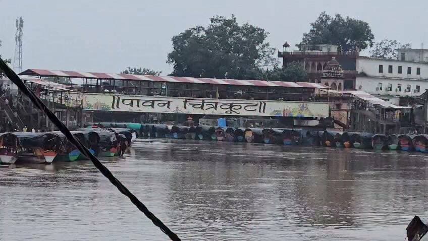 *प्रभारी मंत्री ने बाढ़ प्रभावित क्षेत्रों का किया निरीक्षण, प्रभावित परिवारों को वितरित की राहत सामग्री*
चित्रकूट, 31 अगस्त 2026
जनपद चित्रकूट में लगातार हो रही मूसलाधार बारिश एवं बाढ़ से उत्पन्न स्थिति का जायजा लेने के लिए जनपद के प्रभारी मंत्री एवं मा० मंत्री, औद्योगिक विकास, निर्यात प्रोत्साहन, एन०आर०आई० एवं निवेश प्रोत्साहन विभाग, उ०प्र०, श्री नन्द गोपाल गुप्ता ‘नन्दी’ जी ने विभिन्न बाढ़ प्रभावित क्षेत्रों का निरीक्षण किया तथा प्रभावित लोगों से मिलकर उनकी समस्याओं की जानकारी ली।
इस अवसर पर मा० मंत्री जी द्वारा सीएसआर के माध्यम से उपलब्ध कराई गई राहत सामग्री का भजन संध्या हाल, सीतापुर, चित्रकूट में बाढ़ प्रभावित परिवारों को वितरण किया गया। राहत सामग्री के प्रत्येक किट में 3 किलोग्राम आटा, 2 किलोग्राम चावल, 3 किलोग्राम आलू, 1 किलोग्राम प्याज, 1 किलोग्राम नमक, 3 पीस मोमबत्ती, 1.5 लीटर खाद्य तेल तथा 1.5 किलोग्राम लाई/मुर्मुरा व लंच पैकेट के साथ साथ उपस्थित नन्हे मुन्ने, बच्चों को चॉकलेट देकर लाड प्यार भी किए ।
मा० मंत्री जी ने प्रभावित लोगों को संबोधित करते हुए कहा कि इस दुख की घड़ी में प्रदेश सरकार पूरी संवेदनशीलता के साथ प्रभावित परिवारों के साथ खड़ी है। मा० मुख्यमंत्री जी बाढ़ की स्थिति को लेकर अत्यंत चिंतित हैं और प्रभावित लोगों को हर संभव सहायता उपलब्ध कराने के लिए लगातार आवश्यक दिशा-निर्देश दे रहे हैं। उन्होंने कहा कि वर्ष 2003 में भी जनपद में बाढ़ की स्थिति उत्पन्न हुई थी, लेकिन वर्तमान में जलस्तर में अपेक्षाकृत अधिक वृद्धि हुई है। मध्य प्रदेश क्षेत्र से अधिक मात्रा में पानी आने के कारण भी स्थिति गंभीर हुई है।
उन्होंने कहा कि जिलाधिकारी, पुलिस अधीक्षक एवं मुख्य विकास अधिकारी सहित जिला प्रशासन की टीम द्वारा लगातार बाढ़ प्रभावित क्षेत्रों की निगरानी करते हुए जनमानस को सुरक्षित स्थानों पर पहुंचाया गया है। पूरे प्रदेश के विभिन्न क्षेत्रों में बाढ़ की स्थिति बनी हुई है तथा शासन स्तर से स्थिति की निरंतर समीक्षा की जा रही है।
मा० मंत्री जी ने कहा कि बाढ़ से पशुओं के बह जाने, फसलों को हुई क्षति, मकानों के क्षतिग्रस्त होने तथा व्यापारियों की दुकानों में पानी भरने से हुए नुकसान का सर्वे एवं आकलन कराया जा रहा है। उन्होंने प्रभावित लोगों को आश्वस्त किया कि नुकसान का नियमानुसार आकलन कराकर पात्र प्रभावित परिवारों को शासन द्वारा अनुमन्य सहायता उपलब्ध कराई जाएगी। उन्होंने कहा कि कोई भी पात्र प्रभावित व्यक्ति सहायता से वंचित नहीं रहेगा।
इसके उपरांत मा० मंत्री जी ने रैन बसेरा पहुंचकर वहां आश्रित लोगों से मुलाकात की तथा उनके स्वास्थ्य, समस्याओं एवं उपलब्ध सुविधाओं के संबंध में जानकारी ली। उन्होंने संबंधित अधिकारियों को आवश्यक व्यवस्थाएं सुनिश्चित करने के निर्देश दिए। साथ ही प्रभावित लोगों से धैर्य एवं संयम बनाए रखने की अपील करते हुए कहा कि शासन-प्रशासन द्वारा हर संभव सहायता उपलब्ध कराई जा रही है।
तत्पश्चात मा० मंत्री जी द्वारा रामघाट का निरीक्षण किया गया। निरीक्षण के दौरान उन्होंने बाढ़ के कारण सड़कों एवं घाट पर एकत्र हुए मलबे की तत्काल साफ-सफाई कराने के निर्देश दिए, ताकि श्रद्धालुओं एवं आमजन का आवागमन सुचारु रूप से सुनिश्चित किया जा सके। उन्होंने बाढ़ प्रभावित लोगों से भी मुलाकात कर उनकी समस्याएं सुनीं और उन्हें भरोसा दिलाया कि प्रदेश सरकार उनके साथ खड़ी है तथा हर संभव सहायता उपलब्ध कराई जाएगी।
इस अवसर पर जिलाधिकारी श्री पुलकित गर्ग, पुलिस अधीक्षक श्री अरुण कुमार सिंह, पूर्व सांसद श्री भैरव प्रसाद मिश्रा, अध्यक्ष डिस्ट्रिक्ट कोऑपरेटिव बैंक चित्रकूट-बांदा श्री पंकज अग्रवाल, मुख्य विकास अधिकारी श्री डी.पी. पाल सहित अन्य जनप्रतिनिधि एवं अधिकारी उपस्थित रहे।