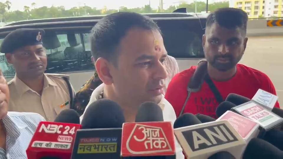 तेज प्रताप का 50 करोड़ के नोटिस पर पलटवार
बिहार में दिल्ली के एक फाइव स्टार होटल कांड को लेकर सियासत गरमा गई है। जनशक्ति जनता दल के अध्यक्ष तेज प्रताप यादव को PHED मंत्री संजय कुमार सिंह ने 50 करोड़ का मानहानि नोटिस भेजा है। नोटिस के बाद पटना एयरपोर्ट पर तेज प्रताप ने बेबाक जवाब दिया और कहा कि वो किसी नोटिस से डरने वाले नहीं हैं।