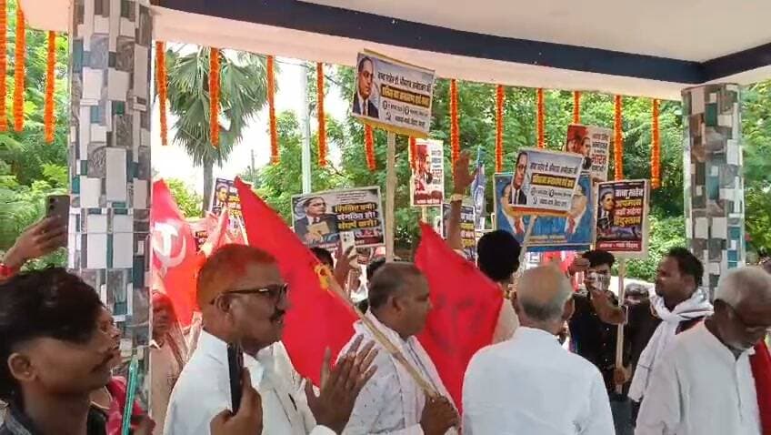 पटना जिले के बिहटा स्थित सहबाजपुर गांव में बाबा भीमराव अंबेडकर की प्रतिमा का हुआ अनावरण, जय भीम के नारों के साथ माहौल रहा गूँजयमय, मौके पर काफी संख्या में भाकपा माले नेता व कार्यकर्ता हुए शामिल, बता दे कि कुछ दिन पहले असामाजिक तत्वों ने बाबा भीमराव अंबेडकर की प्रतिमा को क्षतिग्रस्त कर दिया था. इसके बाद नई प्रतिमा स्थापित की गई. #BabaBhimraoAmbedkar #StatueUnveiling #bihtapatna #biharcpim