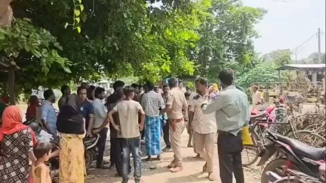 रसोई के धुएं पर छिड़ा खूनी संघर्ष, 28 वर्षीय शाहनवाज की मौत
कहासुनी ने लिया हिंसक रूप, लाठी-डंडों से पूरे परिवार पर हमला; एक महिला समेत 3 आरोपी गिरफ्तार
#ArariaNews