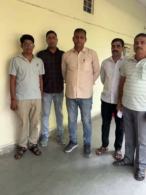 * सवाई माधोपुर में रेलवे पुलिस चौकी का आरक्षक 70 हजार रुपये रिश्वत लेते रंगे हाथों गिरफ्तार
जयपुर, 31 अगस्त 2026। ए.सी.बी. मुख्यालय के निर्देश पर ए.सी.बी. सवाई माधोपुर इकाई द्वारा आज कार्रवाई करते हुए रेलवे पुलिस चौकी लाखेरी, रेलवे पुलिस थाना सवाई माधोपुर में पदस्थापित आरक्षक श्री मोहम्मद नदीम कुरेशी को परिवादी से 70,000/- रुपये रिश्वत राशि लेते हुए रंगे हाथों गिरफ्तार किया गया है।
भ्रष्टाचार निरोधक ब्यूरो के महानिदेशक पुलिस श्री गोविन्द गुप्ता ने बताया कि ए.सी.बी. चौकी सवाई माधोपुर को एक शिकायत इस आशय की मिली कि परिवादी से रेलवे पुलिस चौकी लाखेरी में रेलवे सामानों की हुई चोरी के प्रकरण में मुल्जिम नहीं बनाने का दबाव बनाकर आरोपी द्वारा 1,00,000/- रुपये रिश्वत राशि की मांग कर परेशान किया जा रहा है।
परिवादी द्वारा आरोपी को रिश्वत राशि लेते हुए रंगे हाथों पकड़वाने बाबत ए.सी.बी. सवाई माधोपुर इकाई में शिकायत प्रस्तुत की गई। जिस पर दिनांक 25.08.2026 को रिश्वत राशि मांग का गोपनीय सत्यापन करवाया गया। सत्यापन के दौरान आरोपी श्री मोहम्मद नदीम कुरेशी, आरक्षक, रेलवे पुलिस चौकी लाखेरी, रेलवे पुलिस थाना सवाई माधोपुर द्वारा परिवादी की तारीख पेशी के दौरान रेलवे स्टेशन सवाई माधोपुर पर रेलवे सामानों की हुई चोरी के प्रकरण में परिवादी को मुल्जिम नहीं बनाने की एवज में रिश्वत राशि की मांग की गई। परिवादी के निवेदन पर आरोपी पहले 80,000/- रुपये तथा पुनः निवेदन करने पर 70,000/- रुपये रिश्वत राशि लेने पर राजी हो गया।
आज रिश्वत मांग के अनुसरण में आरोपी श्री मोहम्मद नदीम कुरेशी द्वारा परिवादी से संपर्क कर परिवादी के घर पर रिश्वत राशि लेने आने की बात कही गई। इस पर ए.सी.बी. टीम द्वारा ट्रेप कार्रवाई आयोजित की गई तथा आरोपी को परिवादी से 70,000/- रुपये रिश्वत राशि लेते हुए रंगे हाथों गिरफ्तार किया गया। रिश्वत राशि बरामद हो चुकी है।
ए.सी.बी. भरतपुर रेंज के उप महानिरीक्षक पुलिस श्री ओमप्रकाश मीणा के सुपरविजन में श्री रामेश्वर परिहार, अतिरिक्त पुलिस अधीक्षक, ए.सी.बी. सवाई माधोपुर द्वारा मय टीम उक्त ट्रेप कार्रवाई संपादित की गई।
ए.सी.बी. की अतिरिक्त महानिदेशक पुलिस श्रीमती स्मिता श्रीवास्तव एवं महानिरीक्षक पुलिस श्रीमती एस परिमला के सुपरविजन में आरोपी से पूछताछ तथा अग्रिम कार्रवाई जारी है। ए.सी.बी. द्वारा मामले में भ्रष्टाचार निवारण अधिनियम के अन्तर्गत प्रकरण दर्ज कर अग्रिम अनुसंधान किया जाएगा।
किसी व्यक्ति के विरुद्ध एसीबी में प्रकरण ( अभियोग, प्राथमिक जांच, आदि) दर्ज होने पर , ACB से सीधे संपर्क कर अपना पक्ष/स्पष्टीकरण प्रस्तुत किया जा सकता है
प्रस्तुत स्पष्टीकरण के ACB द्वारा विस्तृत विश्लेषण के उपरांत ही अनुसंधान में निर्णय लिया जाना ACB की कार्य प्रणाली का हिस्सा है
यह जानकारी एसीबी के डर से धोखाधड़ी आदि के शिकार होने की संभावना के संदर्भ में महत्वपूर्ण है।
भ्रष्टाचार निरोधक ब्यूरो के टोल फ्री नम्बर 1064 एवं व्हाट्सएप हेल्पलाईन नम्बर 9413502834 पर 24X7 सम्पर्क कर भ्रष्टाचार के विरूद्ध अभियान में अपना महत्वपूर्ण योगदान दें। एसीबी आपके वैध कार्य को करवाने में पूरी सहायता करेगी।