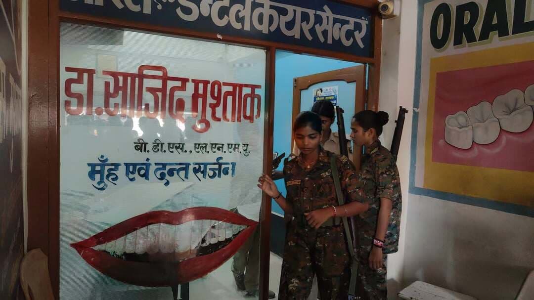भरवाड़ा के निजी डेंटल क्लीनिक में कथित छेड़छाड़ का मामला, पुलिस ने डॉक्टर को पूछताछ के लिए थाने ले गई
सिंहवाड़ा थाना क्षेत्र अंतर्गत नगर पंचायत भरवाड़ा के एक निजी डेंटल क्लीनिक में कथित छेड़छाड़ का मामला सामने आने के बाद इलाके में हड़कंप मच गया।
जानकारी के मुताबिक, भरवाड़ा स्थित डेंटल केयर सेंटर में एक युवती के साथ कथित तौर पर छेड़छाड़ किए जाने का आरोप लगाया गया है। इस मामले में डॉक्टर साजिद मुश्ताक पर आरोप लगाए जाने के बाद देखते ही देखते क्लीनिक के बाहर लोगों की भारी भीड़ जुट गई और जमकर हंगामा होने लगा।
मामले की सूचना मिलते ही सिंहवाड़ा थाना की पुलिस तत्काल मौके पर पहुंची। पुलिस ने भीड़ को समझाकर और मामले में शामिल बताए जा रहे डॉक्टर साजिद मुश्ताक को पूछताछ के लिए थाने ले गई।
आरोपों की सच्चाई क्या है, यह पुलिस की जांच और आगे की कानूनी कार्रवाई के बाद ही स्पष्ट हो पाएगा।
वहीं, भरवाड़ा न्यूज की टीम इस मामले में लगाए गए आरोपों की किसी भी तरह से पुष्टि नहीं करती है। फिलहाल मामला जांच का विषय है और पुलिस की जांच के बाद ही पूरे घटनाक्रम की वास्तविक तस्वीर सामने आएगी।