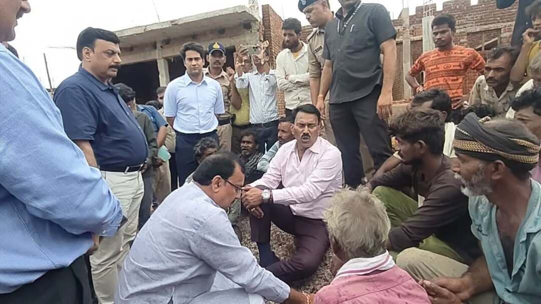 बुंदेलखंड की तस्वीर और तकदीर बदलने वाली देश की पहली नदी जोड़ो परियोजना है केन-बेतवा लिंक परियोजना: मंत्री श्री Tulsi Silawat
अटल जी का स्वप्न, प्रधानमंत्री श्री मोदी का संकल्प और मुख्यमंत्री डॉ. मोहन यादव के प्रयास से क्षेत्र के चहुंमुखी विकास का मार्ग प्रशस्त होगा
जल संसाधन मंत्री ने पुनर्वास स्थल करौंदिया पहुंचकर हितग्राहियों से किया आत्मीय संवाद, निर्माणाधीन मकानों का किया निरीक्षण
अचार के साथ खाई रोटी और गिट्टी के ढेर पर ग्रामीणों के बीच बैठकर मंत्री ने सुनी समस्याएं
---
मध्य प्रदेश शासन के जल संसाधन मंत्री श्री तुलसीराम सिलावट ने केन-बेतवा लिंक परियोजना के अंतर्गत पुनर्वास स्थल करौंदिया का भ्रमण कर पुनर्वासित परिवारों से आत्मीय संवाद किया। उन्होंने निर्माणाधीन मकानों का निरीक्षण किया तथा ग्रामीणों के बीच बैठकर उनकी समस्याओं, प्राप्त मुआवजा एवं पुनर्वास राशि की जानकारी ली। इस दौरान क्षेत्रीय विधायक श्री राजेश शुक्ला, कलेक्टर श्री मृणाल मीना, एसपी श्री रजत सकलेचा, जिला पंचायत सीईओ श्री नमः शिवाय अरजरिया सहित अन्य संबंधित अधिकारी मौजूद रहे।
मंत्री श्री सिलावट ने कहा कि केन-बेतवा लिंक परियोजना बुंदेलखंड की तस्वीर और तकदीर बदलने वाली देश की पहली नदी जोड़ो परियोजना है। भारत रत्न पूर्व प्रधानमंत्री श्री अटल बिहारी वाजपेयी का स्वप्न, प्रधानमंत्री श्री Narendra Modi का संकल्प और मुख्यमंत्री Dr Mohan Yadav का अथक प्रयास इस क्षेत्र के चहुंमुखी विकास का मार्ग प्रशस्त करेगा।
उन्होंने कहा कि मुख्यमंत्री डॉ. मोहन यादव ने उन्हें ग्रामीणों की समस्याओं से रूबरू होने तथा पुनर्वास कार्यों की वास्तविक स्थिति जानने के लिए भेजा है, ताकि पुनर्वास का कार्य जन अपेक्षाओं के अनुरूप हो और परियोजना का निर्माण उच्च गुणवत्ता के साथ निर्धारित समय में पूरा किया जा सके।
आदिवासी परिवार के घर पहुंचकर मंत्री ने जाना भोजन का हाल
भ्रमण के दौरान मंत्री श्री सिलावट एक आदिवासी परिवार के घर पहुंचे। उन्होंने परिवार की महिला उमा आदिवासी से आत्मीयता से पूछा कि भोजन में क्या बनाया है। महिला ने रोटी बनाए जाने की बात बताई। इस पर मंत्री ने परिवार के साथ बैठकर आम के अचार के साथ रोटी खाई। उन्होंने ग्रामीणों के साथ बैठकर प्राप्त मुआवजा एवं पुनर्वास राशि के संबंध में चर्चा की और उनकी समस्याएं सुनीं।
पात्र हितग्राहियों को पुनर्वास पैकेज से वंचित नहीं रहने दिया जाएगा
मंत्री ने कहा कि जो भी व्यक्ति पात्र है, उसे पुनर्वास पैकेज की राशि से वंचित नहीं रहने दिया जाएगा। उन्होंने अधिकारियों को स्पष्ट निर्देश दिए कि कोई भी पात्र व्यक्ति छूटना नहीं चाहिए तथा करौंदिया में पुनर्वासित परिवारों को सभी आवश्यक मूलभूत सुविधाएं शीघ्र उपलब्ध कराई जाएं।
पुनर्वास स्थल पर बिजली, पेयजल और सड़क सुविधाओं का हो रहा विस्तार
उन्होंने बताया कि पुनर्वास स्थल पर बिजली के खंभे लगाने का कार्य प्रारंभ हो गया है। पेयजल व्यवस्था को और बेहतर बनाने के लिए एक अतिरिक्त नलकूप कराया जाएगा। उन्होंने कहा कि पुनर्वास स्थल पर बिजली, पेयजल, सड़क सहित सभी स्थायी मूलभूत सुविधाओं का विकास शीघ्र पूरा किया जाएगा।
महिलाओं, युवाओं, बुजुर्गों और बच्चों से किया संवाद
मंत्री श्री सिलावट ने महिलाओं, युवाओं, बुजुर्गों और बच्चों से भी बातचीत की तथा उनके स्वास्थ्य और शासन की विभिन्न योजनाओं का लाभ मिलने की जानकारी ली। उन्होंने कहा कि मुख्यमंत्री डॉ. मोहन यादव और पूरी सरकार पुनर्वासित परिवारों के साथ है। शासन-प्रशासन यह सुनिश्चित करेगा कि विस्थापित परिवारों को किसी प्रकार की परेशानी न हो।
दस जिलों को मिलेगा परियोजना का लाभ, शिक्षा को प्राथमिकता देने की अपील
मंत्री ने कहा कि केन-बेतवा लिंक परियोजना से प्रदेश के दस जिले लाभान्वित होंगे और बुंदेलखंड के विकास को नई गति मिलेगी। मंत्री ने ग्रामीणों से अपने बच्चों को बेहतर शिक्षा से जोड़ने तथा उनके उज्ज्वल भविष्य के लिए शिक्षा को प्राथमिकता देने की अपील की।
परियोजना अंतर्गत मध्य प्रदेश के कुल 10 एवं उत्तर प्रदेश के कुल 4 जिला लाभान्वित होंगे। जिसमें 10.62 लाख हेक्टेयर प्रति वर्ष सिंचाई की सुविधा किसानों को मिलेगी एवं 62 लाख लोगों के लिए पेयजल की सुविधा। साथ ही 103 मेगावाट जल विद्युत एवं 27 मेगावाट सौर ऊर्जा का उत्पादन होगा।
CM Madhya Pradesh
Jansampark Madhya Pradesh
Department of Water Resources, Madhya Pradesh
Ministry of Jal Shakti, Department of Water Resources, RD & GR
Sagar Commissioner
Collector Office Chattarpur
#केन_बेतवा_लिंक_परियोजना #chhatarpur