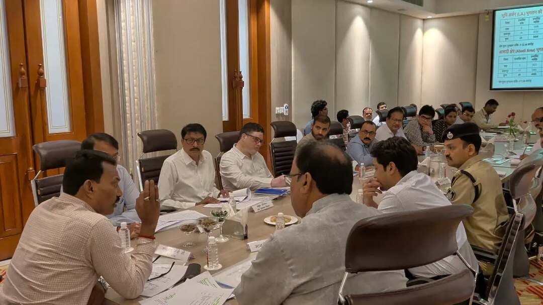 जल संसाधन मंत्री श्री तुलसीराम सिलावट ने केन-बेतवा लिंक परियोजना अंतर्गत समीक्षा बैठक की
मंत्री ने अधिकारियों से कहा समन्वय और सामंजस्य से परियोजना के कार्य को पूरा करें
---
मध्य प्रदेश शासन के जल संसाधन मंत्री श्री तुलसीराम सिलावट ने सोमवार को छतरपुर जिले के प्रवास के दौरान केन-बेतवा लिंक परियोजना संबंधी कार्यों की खजुराहो के निजी होटल में अधिकारियों के साथ समीक्षा बैठक की। बैठक में विधायक बिजावर श्री राजेश शुक्ला, विधायक गुनौर डॉ. राजेश कुमार वर्मा सहित प्रशासनिक अधिकारियों में जल संसाधन विभाग के प्रमुख सचिव श्री संदीप यादव, कलेक्टर श्री मृणाल मीना, एसपी रजत सकलेचा, जिला पंचायत सीईओ नमः शिवाय अरजरिया सहित अन्य संबंधित अधिकारी उपस्थित रहे।
मंत्री श्री सिलावट ने परियोजना अंतर्गत बनने वाले ढोढन डैम की निर्माण प्रगति की समीक्षा की साथ ही विस्थापित परिवारों के मुआवजा वितरण एवं पुनर्वास संबंधित समीक्षा की। उन्होंने अधिकारियों को निर्देश देते हुए कहा कि एक भी पात्र व्यक्ति नहीं छूटे। साथ ही पात्रतानुसार सभी को शासकीय योजनाओं से जोड़े। मंत्री ने अधिकारियों से कहा कि परियोजना के कार्य को समन्वय और सामंजस्य के साथ पूरा करें।
Jansampark Madhya Pradesh
#chhatarpur #केन_बेतवा_लिंक_परियोजना