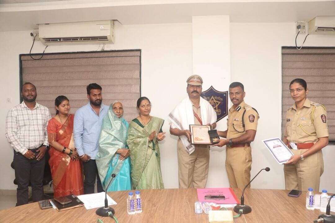 पोलीस आयुक्तालय, सोलापूर शहर येथील नियत वयोमानानुसार सेवानिवृत्त झालेल्या पोलीस अधिकारी, अंमलदार यांचा सत्कार पोलीस आयुक्त मा. एम. राजकुमार सो यांच्या हस्ते करण्यात आला.
यावेळी पोलीस उपायुक्त मा. वृष्टी जैन मॅडम, मा. प्रीतम यावलकर सो, मा. डॉ. अश्विनी पाटील मॅडम व अन्य वरिष्ठ पोलीस अधिकारी, अंमलदार व कुटुंबीय उपस्थित होते.
