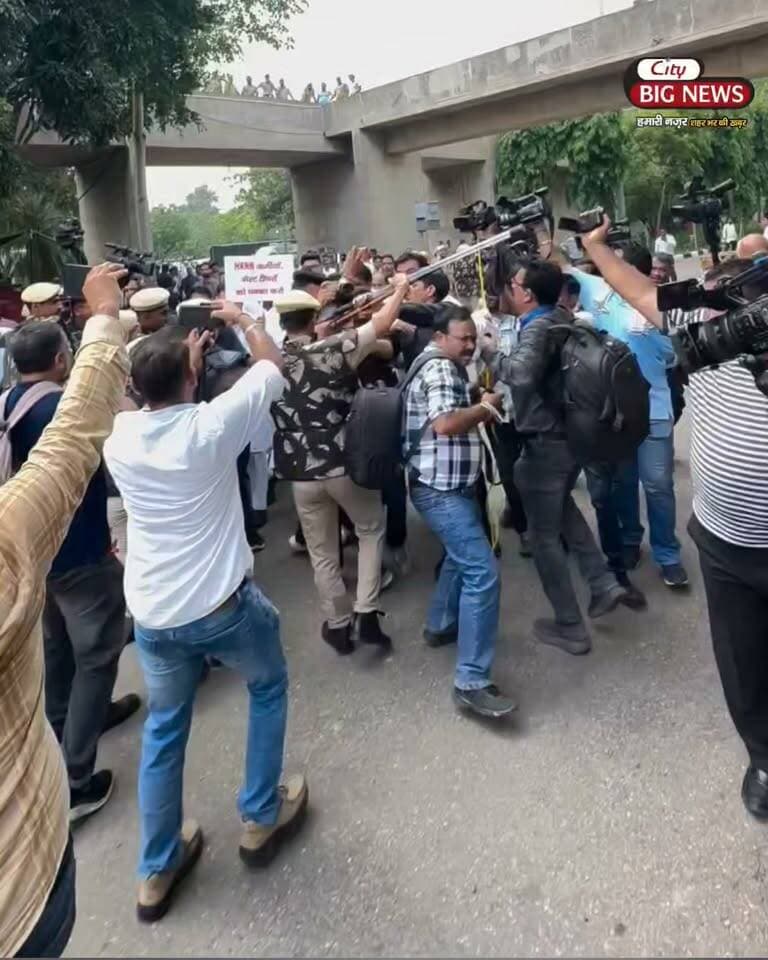 जनता की आवाज उठाने पर पहले पुलिस द्वारा रास्ता रोका गया, फिर मुझे नेम किया और अब मेरे खिलाफ विशेषाधिकार हनन प्रस्ताव..!
हरियाणा विधानसभा के इतिहास में यह पहला ऐसा अवसर है, जब सोशल मीडिया पर कही गई किसी बात को आधार बनाकर सदन के अंदर विशेषाधिकार हनन का प्रस्ताव लाया गया है। ऐसा उदाहरण हरियाणा विधानसभा के इतिहास में पहले कभी देखने को नहीं मिला।
कांग्रेस के युवा विधायकों की आवाज दबाने और उन्हें डराने के लिए भाजपा सरकार हर तरह के हथकंडे अपना रही है। लेकिन मैं साफ कहना चाहता हूं, मैं इस तानाशाही और दमन की राजनीति से डरने वाला नहीं हूं।
मैं नारनौंद विधानसभा के सवा दो लाख लोगों का प्रतिनिधित्व हरियाणा विधानसभा में करता हूं।
जब हमें और चुने हुए विपक्षी सदस्यों को विधानसभा के गेट पर रोका गया और नेता प्रतिपक्ष एवं पूर्व मुख्यमंत्री चौधरी भूपेंद्र सिंह हुड्डा जी के साथ पुलिस द्वारा दुर्व्यवहार किया गया, तब मैंने इस पूरे घटनाक्रम के साथ-साथ, अपने क्षेत्र और प्रदेश की जनता के हक की आवाज मजबूती से सदन में उठाई तो जब सरकार के पास मेरे सवालों का कोई ठोस जवाब नहीं था, तो पहले मुझे सदन में नेम किया गया और अब मेरे खिलाफ विशेषाधिकार हनन प्रस्ताव पास किया गया।
जिस विशेषाधिकार हनन प्रस्ताव का कोई औचित्य ही नहीं है, उसके जरिए सरकार विपक्ष के चुने हुए जनप्रतिनिधियों को डराने और उनकी आवाज दबाने का प्रयास कर रही है।
लेकिन सरकार को यह समझ लेना चाहिए कि विधायक की आवाज उसकी अपनी नहीं, बल्कि उन लाखों लोगों की आवाज होती है, जिन्होंने उसे चुनकर विधानसभा भेजा है।
नारनौंद की जनता के हक की लड़ाई पहले भी मजबूती से लड़ी है और आगे भी पूरी ताकत के साथ लड़ता रहूंगा।
न डरेंगे, न झुकेंगे, जनता की आवाज बनकर सदन में लड़ते रहेंगे।
Jassi Petwar की facebook wall से
@topfans #hisar
