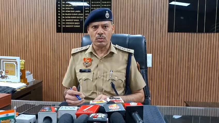 पानीपत पुलिस
31 अगस्त 2026
*2 लाख 26 हजार 389 विद्यार्थियों ने दी सड़क सुरक्षा नियमों की परीक्षा*
*890 स्कूलों और 21 कॉलेज/औद्योगिक प्रशिक्षण संस्थानों में हुआ परीक्षा का आयोजन, कक्षा 3 से 12वीं तक के विद्यार्थियों ने लिया हिस्सा*
पानीपत, 31 अगस्त ( ) पुलिस अधीक्षक श्री भूपेंद्र सिंह आईपीएस के मार्गदर्शन में जिला यातायात पुलिस ने शिक्षा विभाग के सहयोग से सोमवार को जिलेभर में स्कूल, कॉलेज एवं औद्योगिक प्रशिक्षण संस्थान स्तर पर सड़क सुरक्षा प्रतियोगिता परीक्षा आयोजित करवाई। विद्यार्थियों को पढ़ाई के साथ यातायात नियमों की जानकारी देने और सड़क सुरक्षा के प्रति जागरूक करने के उद्देश्य से आयोजित परीक्षा में जिले के 2 लाख 26 हजार 389 विद्यार्थियों ने हिस्सा लिया। परीक्षा का आयोजन जिले के 890 स्कूलों तथा 21 कॉलेजों एवं औद्योगिक प्रशिक्षण संस्थानों में किया गया।
उप पुलिस अधीक्षक यातायात सुरेश कुमार सैनी ने यातायात थाना प्रभारी इंस्पेक्टर अनिल के साथ विभिन्न परीक्षा केंद्रों का निरीक्षण किया । उन्होंने विद्यार्थियों से बातचीत कर उनका उत्साहवर्धन भी किया। परीक्षा को लेकर विद्यार्थियों में खासा उत्साह देखने को मिला।
सड़क सुरक्षा प्रतियोगिता परीक्षा चार स्तरों में आयोजित की गई। प्रथम स्तर में कक्षा तीसरी से पांचवीं, दूसरे स्तर में कक्षा छठी से आठवीं, तीसरे स्तर में कक्षा नौवीं से बारहवीं तथा चौथे स्तर में कॉलेज एवं औद्योगिक प्रशिक्षण संस्थानों के विद्यार्थियों ने परीक्षा दी। प्रथम स्तर की परीक्षा में यातायात नियमों से संबंधित 20, दूसरे स्तर में 25 तथा तीसरे और चौथे स्तर में 30 प्रश्न पूछे गए।
उप पुलिस अधीक्षक यातायात सुरेश कुमार सैनी ने कहा कि पुलिस प्रशासन द्वारा प्रत्येक वर्ष स्कूल एवं कॉलेज स्तर पर ट्रैफिक क्विज प्रतियोगिता आयोजित करवाने का मुख्य उद्देश्य विद्यार्थियों को यातायात नियमों की अधिक से अधिक जानकारी देना और उन्हें सड़क सुरक्षा के प्रति जागरूक करना है। जागरूकता के माध्यम से सड़क हादसों पर काफी हद तक अंकुश लगाया जा सकता है।
उन्होंने कहा कि देश और प्रदेश में सड़क हादसे लगातार चिंता का विषय बने हुए हैं। इन हादसों में बड़ी संख्या में लोगों को अपनी जान गंवानी पड़ती है। सड़क हादसों में 16 से 40 वर्ष आयु वर्ग के युवाओं की संख्या भी काफी अधिक रहती है। ऐसे में युवाओं को यातायात नियमों का पालन करने के प्रति जागरूक करना बेहद जरूरी है। युवा वर्ग नियमों का पालन करेगा और दूसरों को भी इसके लिए प्रेरित करेगा तो सड़क हादसों में कमी लाई जा सकती है।
*खंड से प्रदेश स्तर तक पहुंचेगी प्रतियोगिता*
उप पुलिस अधीक्षक सुरेश कुमार सैनी ने बताया कि स्कूल एवं कॉलेज स्तर पर आयोजित परीक्षा में प्रथम, द्वितीय और तृतीय स्थान प्राप्त करने वाले विद्यार्थी खंड स्तरीय प्रतियोगिता में हिस्सा लेंगे। खंड स्तर पर उत्कृष्ट प्रदर्शन करने वाले विद्यार्थी जिला, रेंज और प्रदेश स्तर की प्रतियोगिताओं में भाग लेंगे। प्रतियोगिता के विभिन्न चरणों में अव्वल रहने वाले विद्यार्थियों को सम्मानित किया जाएगा।