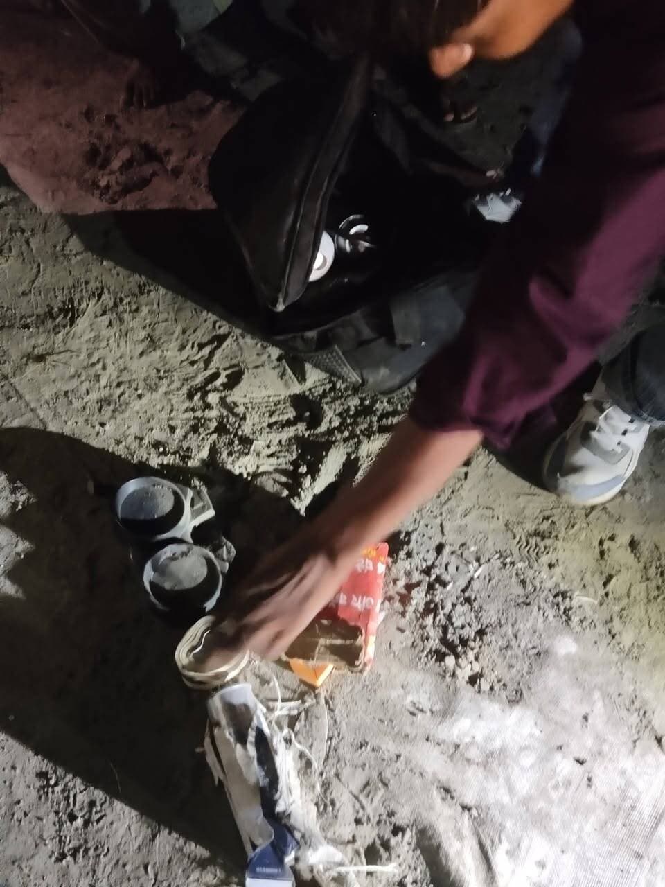 सड़क निर्माण के दौरान सुरक्षा इंतजाम न होने से हादसा, बाइक सवार घायल
श्री सीमेंट प्लांट खुखराना के पास पानीपत-जींद रोड पर हुआ हादसा, गड्ढों के पास रिफ्लेक्टर नहीं होने से बिगड़ा संतुलन
मडलौडा। गांव खुखराना स्थित श्री सीमेंट प्लांट के पास पानीपत-जींद रोड पर सोमवार रात एक बाइक सवार सड़क हादसे में घायल हो गया। घायल की पहचान सतीश निवासी गांव खोराखेड़ी, जिला करनाल के रूप में हुई है। संदीप एसी रिपेयरिंग का कार्य करता है और काम खत्म करने के बाद मोटरसाइकिल से अपने घर लौट रहा था।
बताया जा रहा है कि असंध रोड पर इन दिनों सड़क निर्माण का कार्य चल रहा है। निर्माणाधीन सड़क पर जगह-जगह गड्ढे और असमान सतह बनी हुई है। आरोप है कि इन गड्ढों के आसपास वाहन चालकों की सुरक्षा के लिए पर्याप्त रिफ्लेक्टर या चेतावनी संकेत नहीं लगाए गए हैं। रात के समय अंधेरा होने के कारण सतीश को सड़क की स्थिति का सही अंदाजा नहीं लग सका और अचानक मोटरसाइकिल का संतुलन बिगड़ गया। हादसे में वह सड़क पर गिरकर घायल हो गया।
स्थानीय लोगों का आरोप है कि निर्माणाधीन सड़क पर सुरक्षा के पर्याप्त इंतजाम नहीं होने के कारण यहां आए दिन हादसे हो रहे हैं। लोगों ने संबंधित सड़क निर्माण कंपनी और विभाग से मांग की है कि निर्माण स्थल पर तत्काल रिफ्लेक्टर, बैरिकेडिंग और चेतावनी बोर्ड लगाए जाएं, ताकि रात के समय वाहन चालकों को गड्ढों और निर्माण कार्य की जानकारी मिल सके तथा हादसों पर अंकुश लगाया जा सके।
स्थानीय लोगों ने कहा कि सड़क निर्माण के दौरान सुरक्षा मानकों की अनदेखी किसी बड़े हादसे को न्योता दे सकती है। उन्होंने संबंधित अधिकारियों से मौके का निरीक्षण कर सुरक्षा व्यवस्था दुरुस्त करवाने की मांग की है।