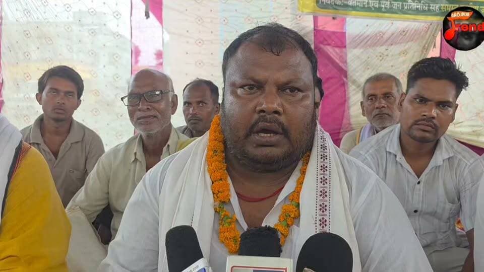 घंटों बिजली कटौती से परेशान ग्रामीण सड़क पर उतरे, चरपोखरी में किया सांकेतिक अनशन