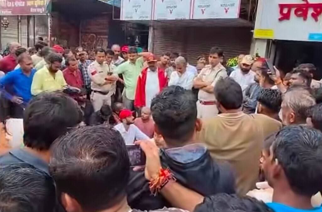 *रीवा के निजी अस्पताल में लिफ्ट हादसा 50 वर्षीय मरीज की मौत, 5 बच्चों के सिर से उठा पिता का साया, 16 लाख के मुआवजे पर टूटी बात*
*समान थाना क्षेत्र की घटना, कंधे के दर्द का इलाज कराने पहुंचे थे सुरेश सेन, रातभर परिजनों का धरना, दोपहर में प्रशासन की मौजूदगी में हुआ समझौता*
रीवा। रीवा शहर के समान थाना क्षेत्र स्थित एक नामी निजी अस्पताल में शनिवार रात बड़ा और दर्दनाक हादसा हो गया। कंधे में दर्द की शिकायत लेकर इलाज कराने पहुंचे 50 वर्षीय सुरेश सेन की अस्पताल की लिफ्ट अचानक नीचे गिरने से मौके पर ही मौत हो गई। प्रत्यक्षदर्शियों के अनुसार लिफ्ट में तकनीकी खराबी थी, जिसका खामियाजा मरीज को अपनी जान देकर चुकाना पड़ा।
*परिजनों का फूटा गुस्सा, रातभर अस्पताल में धरना*
हादसे की खबर लगते ही परिजन अस्पताल पहुंच गए और प्रबंधन पर गंभीर लापरवाही का आरोप लगाते हुए हंगामा शुरू कर दिया। आक्रोश इतना था कि परिजनों ने शव को ले जाने से इनकार कर दिया और रातभर अस्पताल परिसर में ही धरने पर बैठ गए। पुलिस जब पोस्टमार्टम के लिए शव ले जाने पहुंची तो परिजनों ने साफ इनकार कर दिया और कहा कि जब तक इंसाफ नहीं मिलेगा, शव नहीं उठने देंगे।
*प्रशासन ने संभाला मोर्चा, 12 बजे तक चली बातचीत*
मामले की गंभीरता को देखते हुए रविवार दोपहर करीब 12 बजे स्थानीय प्रशासन के वरिष्ठ अधिकारी, समान थाना पुलिस और अस्पताल प्रबंधन की टीम परिजनों से बातचीत करने पहुंची। करीब दो घंटे तक चली बातचीत में परिजनों ने अपनी पीड़ा बताई।
*पांच बच्चों के भविष्य का सवाल, 16 लाख पर बनी सहमति*
परिजनों ने बताया कि मृतक सुरेश सेन अपने पीछे पांच छोटे-छोटे बच्चों को छोड़ गए हैं। परिवार में कमाने वाले इकलौते वही थे, उनके जाने के बाद पूरा परिवार असहाय हो गया है। बच्चों के भविष्य और परिवार की दयनीय आर्थिक स्थिति को देखते हुए प्रशासन ने मध्यस्थता की। अंत में अस्पताल प्रबंधन ने अपनी लापरवाही को मानते हुए पीड़ित परिवार को 16 लाख रुपये की आर्थिक क्षतिपूर्ति देने पर सहमति जताई। लिखित समझौता होने के बाद परिजनों का गुस्सा शांत हुआ।
*पोस्टमार्टम के बाद सौंपा शव*
समझौता होने के बाद परिजनों ने धरना समाप्त किया। इसके बाद पुलिस ने शव को कब्जे में लेकर पोस्टमार्टम कराया और अंतिम संस्कार के लिए परिजनों को सौंप दिया। पुलिस ने इस मामले में मर्ग कायम कर जांच शुरू कर दी है और लिफ्ट के मेंटेनेंस रिकॉर्ड भी खंगाले जा रहे हैं।