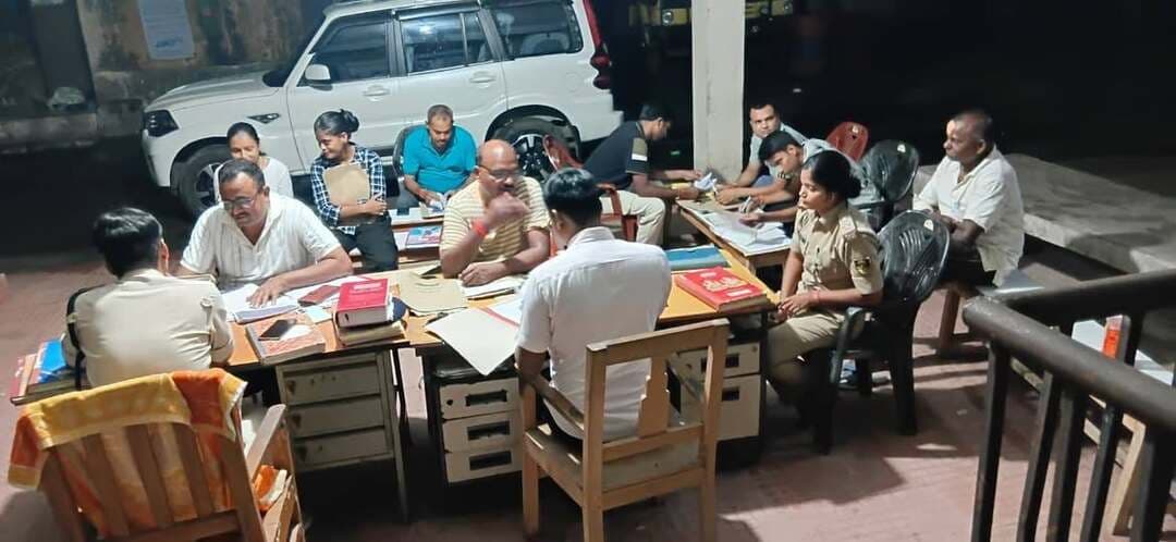 रात में थानों में चला कांड दैनिकी लेखन का विशेष सत्र
जहानाबाद: पुलिस अधीक्षक किरण कुमार के निर्देश पर सोमवार की रात जिले के सभी थाना परिसरों में थानाध्यक्षों की देखरेख में अनुसंधानकर्ताओं के साथ कांड दैनिकी लेखन का विशेष सत्र आयोजित किया गया।
इस विशेष सत्र का मुख्य उद्देश्य अनुसंधान की गुणवत्ता में सुधार, लंबित कांडों का त्वरित निष्पादन तथा केस डायरी लेखन के दौरान अनुसंधानकर्ताओं को आने वाली व्यावहारिक कठिनाइयों का समाधान करना था। सत्र के दौरान अनुसंधानकर्ताओं को कांड दैनिकी को व्यवस्थित, तथ्यपरक और समयबद्ध तरीके से तैयार करने को लेकर आवश्यक मार्गदर्शन दिया गया।
पुलिस अधिकारियों ने अनुसंधान में किसी प्रकार की लापरवाही नहीं बरतने और लंबित मामलों के निष्पादन में तेजी लाने पर जोर दिया। पुलिस अधीक्षक के निर्देश के बाद रात में आयोजित इस विशेष सत्र से अनुसंधानकर्ताओं को केस डायरी लेखन से जुड़ी समस्याओं के समाधान में मदद मिलने की उम्मीद है।