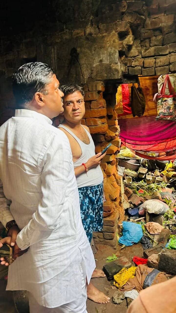 बारिश के कारण मकान की छत गिरने से महिला गंभीर रूप से घायल, अध्यक्ष प्रतिनिधि नील मणि ने पहुंचकर कराई मदद
हैंसर बाजार/धनघटा। नगर पंचायत हैंसर बाजार धनघटा के अध्यक्ष प्रतिनिधि नील मणि ने मानवता का परिचय देते हुए वार्ड नंबर 12, हैंसर हरदो निवासी श्री भुनेश्वर वर्मा के घर पहुंचकर पीड़ित परिवार की मदद की।
जानकारी के अनुसार, लगातार बारिश के कारण भुनेश्वर वर्मा के मकान की छत गिर गई, जिससे उनकी धर्मपत्नी गंभीर रूप से घायल हो गईं। घटना की सूचना मिलते ही अध्यक्ष प्रतिनिधि नील मणि ने तत्काल मौके पर पहुंचे और घायल महिला को उपचार के लिए मलौली अस्पताल पहुंचाया, जहां उनका उचित इलाज कराया गया।
पीड़ित परिवार की आर्थिक स्थिति अत्यंत कमजोर होने को देखते हुए नील मणि ने डूडा के अधिकारियों एवं जिलाधिकारी महोदय से वार्ता कर परिवार को तत्काल सहायता उपलब्ध कराने की मांग की। उन्होंने कहा कि संबंधित परिवार अति गरीब है और मामले की आवश्यक जांच कराकर उन्हें निःशुल्क आवास योजना के तहत जल्द से जल्द आवास उपलब्ध कराया जाए।
इस दौरान पीड़ित परिवार को हर संभव मदद दिलाने का आश्वासन भी दिया गया। स्थानीय लोगों ने अध्यक्ष प्रतिनिधि द्वारा समय पर पहुंचकर की गई मदद की सराहना की।
Neel Mani
Ramapati Ram Tripathi
Pankaj Chaudhary
Harish Dwivedi
BJP Uttar Pradesh