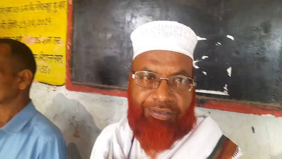 गोपालपुर का विद्यालय भवन जर्जर होने से कभी भी हो सकता है बड़ा हादसा
रजौली प्रखंड क्षेत्र के चितरकोली पंचायत अंतर्गत उत्क्रमित मध्य विद्यालय गोपालपुर का भवन जर्जर हो गया है जो कभी भी धराशाई हो सकता है और बड़ा हादसा हो सकता है ।वर्ग 2, 3 ,4, 5 व 6 क्लास में पढ़ने वाले छोटे-छोटे बच्चों ने बताया कि बरसात के दिनों में वर्ग कक्ष के छत से पानी टपकता है और वर्ग कक्ष का छत भी नीचे की ओर धीरे-धीरे झुकते आ रहा है जिससे हम सभी बच्चों को वर्ग कक्ष में पढ़ाई करने में काफी दिक्कतों का सामना करना पड़ता है और डर बना रहता है कि कब छत गिर जाएगा डर के साए में रहते हैं।वही विद्यालय के प्रधानाध्यापक दयानंद सिन्हा ने बताया कि विद्यालय जर्जर होने का सूचना जिला शिक्षा पदाधिकारी ,जिला प्रोग्राम पदाधिकारी व प्रखंड शिक्षा पदाधिकारी के साथ अन्य शिक्षा विभाग के पदाधिकारी को लिखित आवेदन व मौखिक रूप से भी बताया गया है उसके बाद भी किसी प्रकार का विद्यालय पर ध्यान नहीं दिया जा रहा है जिससे बच्चे हर समय डरे और सहमे रहते हैं वर्ग 6 और वर्ग 7 के बच्चों को बरामदा में बैठाकर पढ़ाया जाता है और विद्यालय का बाउंड्री वॉल भी काफी छोटा है जिससे विद्यालय के अंदर कभी भी कोई भी जानवर बाउंड्री तरप कर चले आते हैं और बच्चे डर जाते हैं जिससे बच्चों को पढ़ाई करने में काफी कठिनाई होता है ।वहीं विद्यालय के शिक्षिका के साथ ग्रामीणों ने बताया कि यह विद्यालय राम भरोसे चल रहा है और यह विद्यालय कभी भी धाराशाही हो सकता है जिससे दर्जनों नहीं सैकड़ो बच्चे दबकर बड़ा हादसा हो सकता है जबकि कुछ दिन पूर्व ही जिला प्रोग्राम पदाधिकारी उक्त विद्यालय का निरीक्षण भी करने के लिए आए थे उसके बाद भी किसी प्रकार का विद्यालय में कोई कार्य नहीं किया गया जबकि विद्यालय के प्रधानाध्यापक ने बताया कि इस संबंध में जिला शिक्षा पदाधिकारी को दर्जनों बार कह कर थक हार गए हैं लेकिन कोई ध्यान नहीं दिया जा रहा है जब कोई हादसा हो जाएगा तो विद्यालय प्रबंधन पर सारा दोस मढ दिया जाएगा लेकिन इससे पहले कोई ध्यान नहीं दिया जा रहा है इस संबंध में प्रभारी प्रखंड शिक्षा पदाधिकारी सह सहकारिता पदाधिकारी राकेश कुमार से पूछे जाने पर उन्होंने बताया कि विद्यालय के प्रधानाध्यापक को दूसरे विद्यालय में शिफ्टिंग के लिए कहा गया है जल्द ही उक्त जर्जर विद्यालय को दूसरे विद्यालय में शिफ्ट किया जाएगा । वहीं जिला प्रोग्राम पदाधिकारी स्थापना के शिवकुमार वर्मा से बात करने पर उन्होंने बताया कि इसकी जानकारी हमें नहीं है इसकी जानकारी ऊंचे पदाधिकारी को दिया जाएगा। जब जिला शिक्षा पदाधिकारी से संपर्क किया गया तो उनका मोबाइल बंद था।