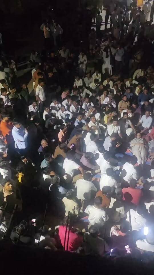देर रात पूर्व विधायक दिव्या मदेरणा धरने पर...
#निकाय #चुनाव #मथानिया
#divyamahipalmaderna #protest