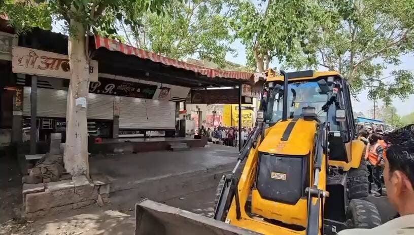 पिपलिया मंडी में कोई अवैध अतिक्रमण पर कार्रवाई हो रही है