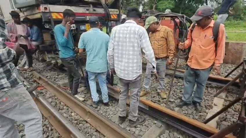 3 घंटे के ट्रैफिक ब्लॉक में ट्रैक रिन्यूअल, पश्चिम रेलवे में रतलाम मंडल ने बनाया रिकॉर्ड
रतलाम, 31 अगस्त। पश्चिम रेलवे के रतलाम मंडल ने आधुनिक तकनीक का उपयोग करते हुए रेलवे ट्रैक रखरखाव के क्षेत्र में महत्वपूर्ण उपलब्धि हासिल की है। मंडल ने पश्चिम रेलवे में पहली बार मोबाइल फ्लैश बट वेल्डिंग मशीन की मदद से महज 3 घंटे के निर्धारित ट्रैफिक ब्लॉक में ट्रैक रिन्यूअल का कार्य सफलतापूर्वक पूरा किया। यह कार्य मुंबई-दिल्ली जैसे अतिव्यस्त रेलमार्ग के गोधरा-दाहोद रेलखंड के कांसुधी-चंचेलाव सेक्शन की डाउन मेन लाइन पर किया गया।
निर्धारित समय में पुराने और खराब रेल हिस्सों को हटाकर 4 नए रेल पैनल लगाए गए। साथ ही 8 फ्लैश बट वेल्डिंग, 4 एसईजे वेल्ड और 2 ग्लूट जॉइंट लगाए गए। कार्य के दौरान 22 पुराने एवं खराब वेल्ड हटाए गए, जिनमें 8 दोषपूर्ण वेल्ड शामिल थे। वहीं 2 वेल्ड का परीक्षण भी किया गया, जो संतोषजनक पाए गए।
इस कार्य के लिए 32 कर्मचारियों की मोबाइल फ्लैश बट वेल्डिंग टीम और 45 कर्मचारियों की ट्रैक रिन्यूअल टीम तैनात रही। टीआरडी, संकेत एवं दूरसंचार तथा परिचालन विभाग के बेहतर समन्वय से कार्य निर्धारित समय में पूरा किया गया। रेलवे के अनुसार, मोबाइल फ्लैश बट वेल्डिंग तकनीक से मजबूत और विश्वसनीय रेल जोड़ तैयार होते हैं, जिससे व्यस्त रेलमार्गों पर कम समय में गुणवत्तापूर्ण ट्रैक रखरखाव संभव होगा।