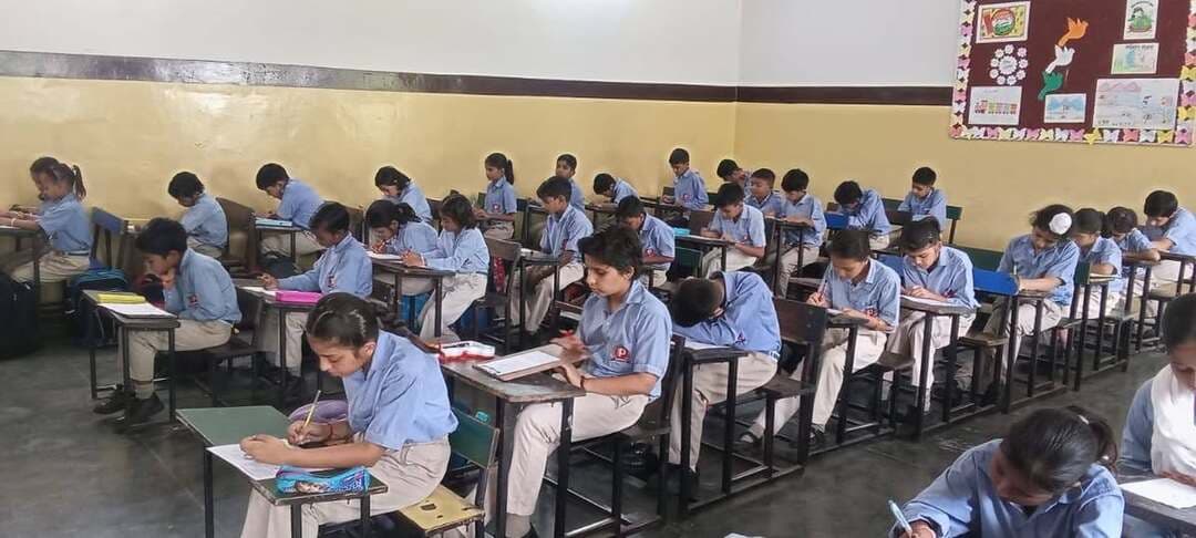 पुलिस प्रेस नोट 31 अगस्त 2026
*फरीदाबाद में इंटर-स्कूल सड़क सुरक्षा प्रश्नोत्तरी प्रतियोगिता 2026-27 के प्रथम चरण का सफल आयोजन*
पुलिस महानिदेशक हरियाणा तथा अतिरिक्त पुलिस महानिदेशक (हाईवे) करनाल के आदेशानुसार, पुलिस आयुक्त फरीदाबाद श्री सत्येंद्र कुमार गुप्ता के मार्गदर्शन एवं डीसीपी ट्रैफिक श्री जयबीर सिंह, आईपीएस के निर्देशन में इंटर-स्कूल सड़क सुरक्षा प्रश्नोत्तरी प्रतियोगिता 2026-27 के प्रथम चरण का सफल आयोजन किया गया। प्रतियोगिता के आयोजन एवं समन्वय की जिम्मेदारी एसीपी ट्रैफिक श्री शैलेन्द्र सिंह तथा रोड सेफ्टी सेल इंचार्ज इंस्पेक्टर राजेश द्वारा निभाई गई।
सड़क सुरक्षा के प्रति विद्यार्थियों में जागरूकता बढ़ाने, यातायात नियमों के पालन की भावना विकसित करने तथा सुरक्षित सड़क उपयोग को प्रोत्साहित करने के उद्देश्य से आयोजित इस प्रतियोगिता में जिलेभर के सरकारी, निजी एवं उच्च शिक्षण संस्थानों के विद्यार्थियों ने उत्साहपूर्वक भाग लिया।
प्रतियोगिता में कुल 2,67,512 विद्यार्थियों ने भाग लिया, जिनमें 1,67,285 अंग्रेजी माध्यम तथा 1,00,227 हिंदी माध्यम के विद्यार्थी शामिल रहे।
प्रतियोगिता को चार स्तरों में आयोजित किया गया, जिनमें विद्यार्थियों की भागीदारी निम्नानुसार रही:-
🔹 लेवल-1 (कक्षा 3 से 5)
अंग्रेजी माध्यम – 54,894
हिंदी माध्यम – 26,494
कुल – 81,388 विद्यार्थी
🔹 लेवल-2 (कक्षा 6 से 8)
अंग्रेजी माध्यम – 52,888
हिंदी माध्यम – 34,258
कुल – 87,146 विद्यार्थी
🔹 लेवल-3 (कक्षा 9 से 12)
अंग्रेजी माध्यम – 58,303
हिंदी माध्यम – 36,599
कुल – 94,902 विद्यार्थी
🔹 लेवल-4 (कॉलेज एवं अन्य उच्च शिक्षण संस्थान)
अंग्रेजी माध्यम – 1,200
हिंदी माध्यम – 2,876
कुल – 4,076 विद्यार्थी
प्रतियोगिता के प्रथम चरण में विद्यार्थियों ने सड़क सुरक्षा, ट्रैफिक नियमों, यातायात संकेतों, हेलमेट एवं सीट बेल्ट के महत्व, पैदल यात्री सुरक्षा, सुरक्षित वाहन संचालन तथा जिम्मेदार नागरिकता से संबंधित विषयों पर अपने ज्ञान का प्रदर्शन किया।
इस प्रतियोगिता के प्रथम चरण में चयनित होने वाले प्रतिभागी द्वितीय चरण (जिला स्तरीय प्रतियोगिता) में भाग लेंगे। द्वितीय चरण में उत्कृष्ट प्रदर्शन करने वाले विद्यार्थी आगे राज्य स्तरीय सड़क सुरक्षा प्रश्नोत्तरी प्रतियोगिता में जिले का प्रतिनिधित्व करेंगे। प्रतियोगिता का उद्देश्य विद्यार्थियों में सड़क सुरक्षा के प्रति व्यवहारिक समझ विकसित करना तथा उन्हें जिम्मेदार नागरिक बनने के लिए प्रेरित करना है।
डीसीपी ट्रैफिक श्री जयबीर सिंह, आईपीएस ने कहा कि सड़क सुरक्षा शिक्षा बच्चों में प्रारंभिक स्तर से ही यातायात नियमों के प्रति जागरूकता और अनुशासन विकसित करने का एक प्रभावी माध्यम है। इस प्रकार की प्रतियोगिताएं विद्यार्थियों को सीखने के साथ-साथ सड़क सुरक्षा के संदेशवाहक के रूप में भी तैयार करती हैं, जिससे समाज में सुरक्षित यातायात संस्कृति को बढ़ावा मिलता है।
फरीदाबाद ट्रैफिक पुलिस इस अभियान को सफल बनाने में सहयोग देने वाले सभी विद्यालय प्रबंधन, प्राचार्यों, शिक्षकों, अभिभावकों एवं विद्यार्थियों का हार्दिक आभार व्यक्त करती है तथा आशा करती है कि आगामी चरणों में भी विद्यार्थियों की इसी प्रकार उत्साहपूर्ण भागीदारी बनी रहेगी।
फरीदाबाद ट्रैफिक पुलिस आम नागरिकों से अपील करती है कि वे सड़क सुरक्षा नियमों का पालन करें, दोपहिया वाहन चलाते समय हेलमेट तथा चारपहिया वाहन चलाते समय सीट बेल्ट का अनिवार्य रूप से उपयोग करें। किसी भी ट्रैफिक नियम उल्लंघन की सूचना देने अथवा सहायता प्राप्त करने हेतु फरीदाबाद ट्रैफिक कंट्रोल रूम (0129-2267201) अथवा Dial-112 पर संपर्क किया जा सकता है।