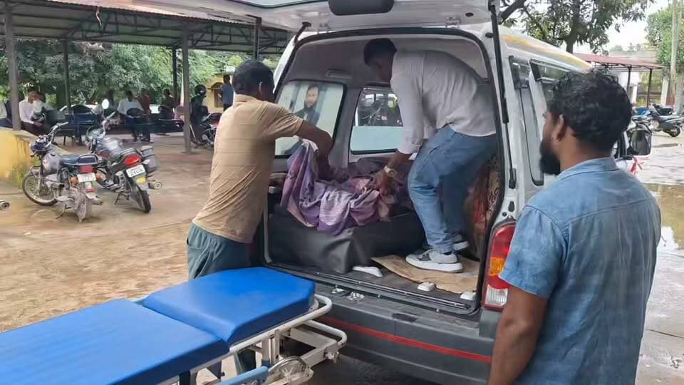 डॉक्टर की लापरवाही से चली गई 18 साल की युवती की सांप काटने की वजह से जान। हालांकि स्वास्थ्य विभाग का कहना है कि डॉक्टर की कोई गलती नहीं है ना ही सरकारी सिस्टम की मौत पहले ही हो चुकी थी