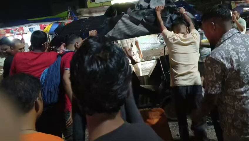 सिमडेगा मेंन रोड में सही में बोल रहा हूं गाड़ी चलाने में डर लगने लगा है। महावीर चौक के पास फिर पलटा टोटो। सवार लोगों को लगी हल्की चोट