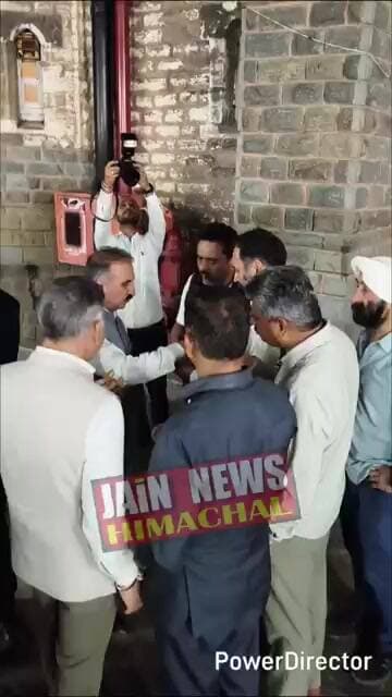 मुख्यमंत्री सुक्खू ने विधायकों संग शिमला मॉलरोड पर लिया जलेबी का आनंद#viral #viralvideo #viralshorts