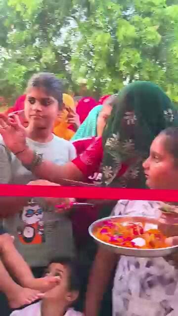 चिड़ावा के वार्ड नं 24 में निर्दलीय प्रत्याशी सुनीता राकेश योगी को लड्डुओं से तौला,कार्यालय उद्धघाटन