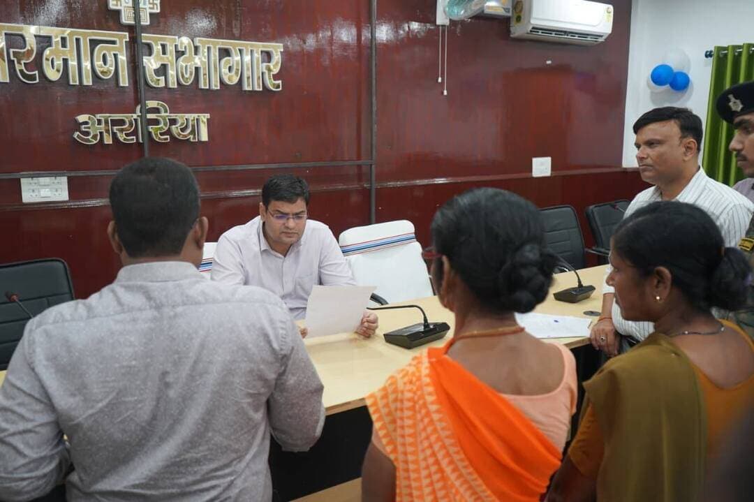 अररिया जनता दरबार में 51 मामलों की हुई सुनवाई, जिलाधिकारी ने शिकायतों के समयबद्ध निष्पादन का दिया निर्देश
बिहार सरकार के सात निश्चय-3.0 के अंतर्गत संचालित “सबका सम्मान–जीवन आसान” कार्यक्रम के तहत सोमवार को जिला पदाधिकारी अररिया श्री विनोद दूहन की अध्यक्षता में जनता दरबार का आयोजन किया गया। जनता दरबार में जिले के विभिन्न प्रखंडों से पहुंचे आमजनों ने अपनी व्यक्तिगत एवं सार्वजनिक समस्याओं से संबंधित आवेदन जिला पदाधिकारी के समक्ष प्रस्तुत किए। इस दौरान कुल 51 मामलों की सुनवाई की गई।
जिलाधिकारी ने आमजनों की समस्याओं को गंभीरतापूर्वक सुना तथा संबंधित पदाधिकारियों को प्राप्त शिकायतों एवं आवेदनों की जांच कर समयबद्ध, निष्पक्ष एवं प्रभावी निष्पादन सुनिश्चित करने का निर्देश दिया। जनता दरबार में किशन लाल यादव, बरदाहा, सिकटी द्वारा वृद्धापेंशन नहीं मिलने की शिकायत की गई। वहीं अरविंद यादव एवं अन्य ने गृह रक्षा वाहिनी के जवानों के विगत चार माह से वेतन भुगतान नहीं होने का मामला उठाया।
रमेश मंडल एवं अन्य ने नगर पंचायत रानीगंज अंतर्गत नाला निर्माण में अनियमितता की शिकायत की। मोहम्मद जब्बार ने अनुमंडल पदाधिकारी फारबिसगंज-सह-अध्यक्ष, कृषि उत्पाद बाजार समिति फारबिसगंज के आदेश के विरुद्ध प्रतिउत्तर समर्पित करने से संबंधित आवेदन दिया।
इसी प्रकार रविकांत शाह एवं अन्य ने 6-लेन सड़क परियोजना में आवासीय जमीन को कृषि भूमि के रूप में दर्शाए जाने की शिकायत की। राकेश भगत, नगर परिषद अररिया ने खराब निर्माण सामग्री से निर्मित गड्ढेनुमा सड़क पर जलजमाव की समस्या से जिला पदाधिकारी को अवगत कराया।
इसके अलावा नंदलाल सिंह, बीवी हदीसा खातून, रमेश ठाकुर, बसंत लाल यादव, राजेश सिंह एवं सुशीला देवी सहित अन्य फरियादियों ने भी अपनी-अपनी समस्याओं से संबंधित शिकायतें दर्ज कराईं। जिला पदाधिकारी ने सभी मामलों में संबंधित विभागीय अधिकारियों को आवश्यक कार्रवाई के निर्देश दिए।