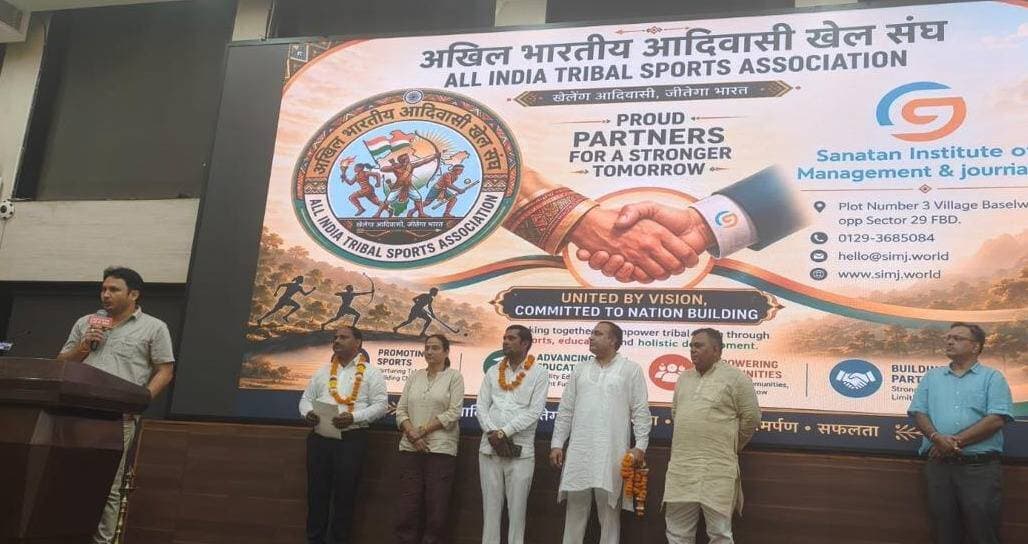 चित्रकूट के लाल को मिली बड़ी जिम्मेदारी
अखिल भारतीय आदिवासी खेल संघ का दिल्ली में अधिवेशन
छत्तीसगढ़ से धनेंद्र को जिम्मेदारी
धनेन्द्र राय त्रिपाठी बने अखिल भारतीय आदिवासी खेल संघ के छत्तीसगढ़ कार्यकारी प्रदेश अध्यक्ष
रअखिल भारतीय आदिवासी खेल संघ ने छत्तीसगढ़ में संगठन के विस्तार तथा खेल गतिविधियों को सुदृढ़ व सुव्यवस्थित करने के उद्देश्य से धनेन्द्र राय त्रिपाठी को राज्य का कार्यकारी प्रदेश अध्यक्ष नियुक्त किया है। संगठन के राष्ट्रीय अध्यक्ष द्वारा जारी आधिकारिक पत्र 25 अगस्त 2026 को जारी किया गया। यह नियुक्ति तत्काल प्रभाव से लागू कर दी गई है।
अखिल भारतीय आदिवासी खेल संघ का अधिवेशन नई दिल्ली स्थित कंस्टीट्य़ूशन आफ इंडिया भवन में हुआ। जिसके बाद ये नियुक्तियां की गई हैं।
इस महत्वपूर्ण जिम्मेदारी का मुख्य लक्ष्य राज्य के आदिवासी समाज के युवाओं और खिलाड़ियों को मुख्यधारा के खेलों से जोड़ना तथा उनकी प्रतिभा को तराशकर राष्ट्रीय एवं अंतर्राष्ट्रीय स्तर पर प्रोत्साहित करना है। त्रिपाठी के नेतृत्व में छत्तीसगढ़ में संघ की नीतियों और कार्यप्रणाली को जमीनी स्तर पर व्यापक मजबूती मिलने की उम्मीद है। त्रिपाठी ने कहा कि संघ अपने मूल मंत्र "खेलेंगे आदिवासी, जीतेंगे भारत" के तहत देश भर में जनजातीय खेल प्रतिभाओं को निखारने और उन्हें बेहतर अवसर प्रदान करने के लिए पूरी तरह प्रतिबद्ध है।
अन्य राज्यों में भी विस्तार:संगठन ने राष्ट्रीय स्तर पर जनजातीय खेल प्रतिभाओं को मंच प्रदान करने के लिए अन्य राज्यों में भी कार्यकारी प्रदेश अध्यक्ष नियुक्त किए हैं। इनमें हरियाणा में देवेंद्र चंदीला, दिल्ली में जितेंदर कंवर और उत्तर प्रदेश में प्रवीण कुमार सैन को जिम्मेदारी मिली है।